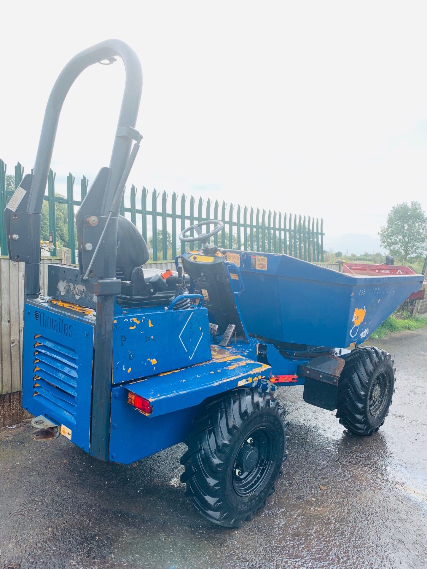 THWAITES 3 TONNE SWIVEL TIP DUMPER, YEAR 2010, 1265 HOURS, GOOD TYRES, CE MARKED *PLUS VAT* - Image 3 of 9