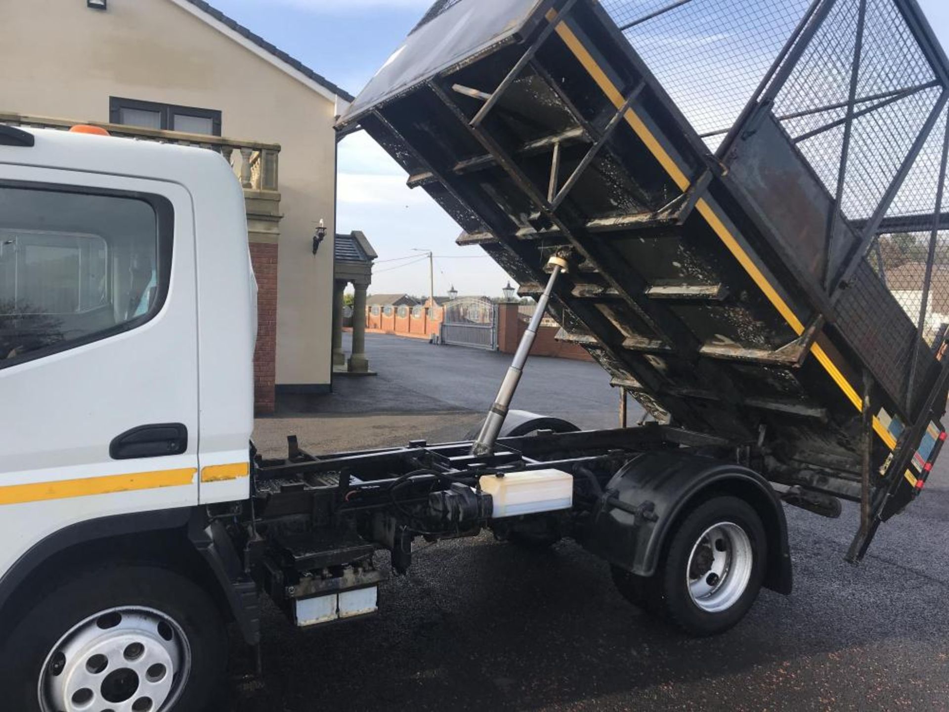 2013/13 REG MITSUBISHI FUSO CANTER 7C15 28 WHITE DIESEL CAGED TIPPER TRUCK, SHOWING 0 FORMER KEEPERS - Image 3 of 16