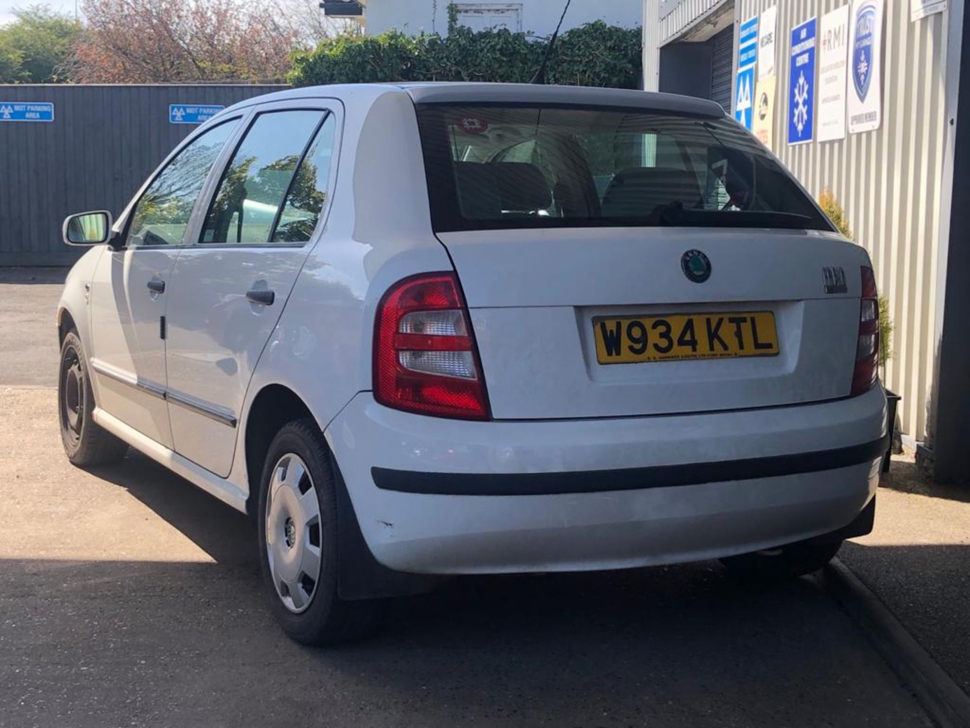 2000/W REG SKODA FABIA COMFORT 16V 1.4 PETROL 5DR HATCHBACK, SHOWING 1 FORMER KEEPER *NO VAT* - Image 5 of 10