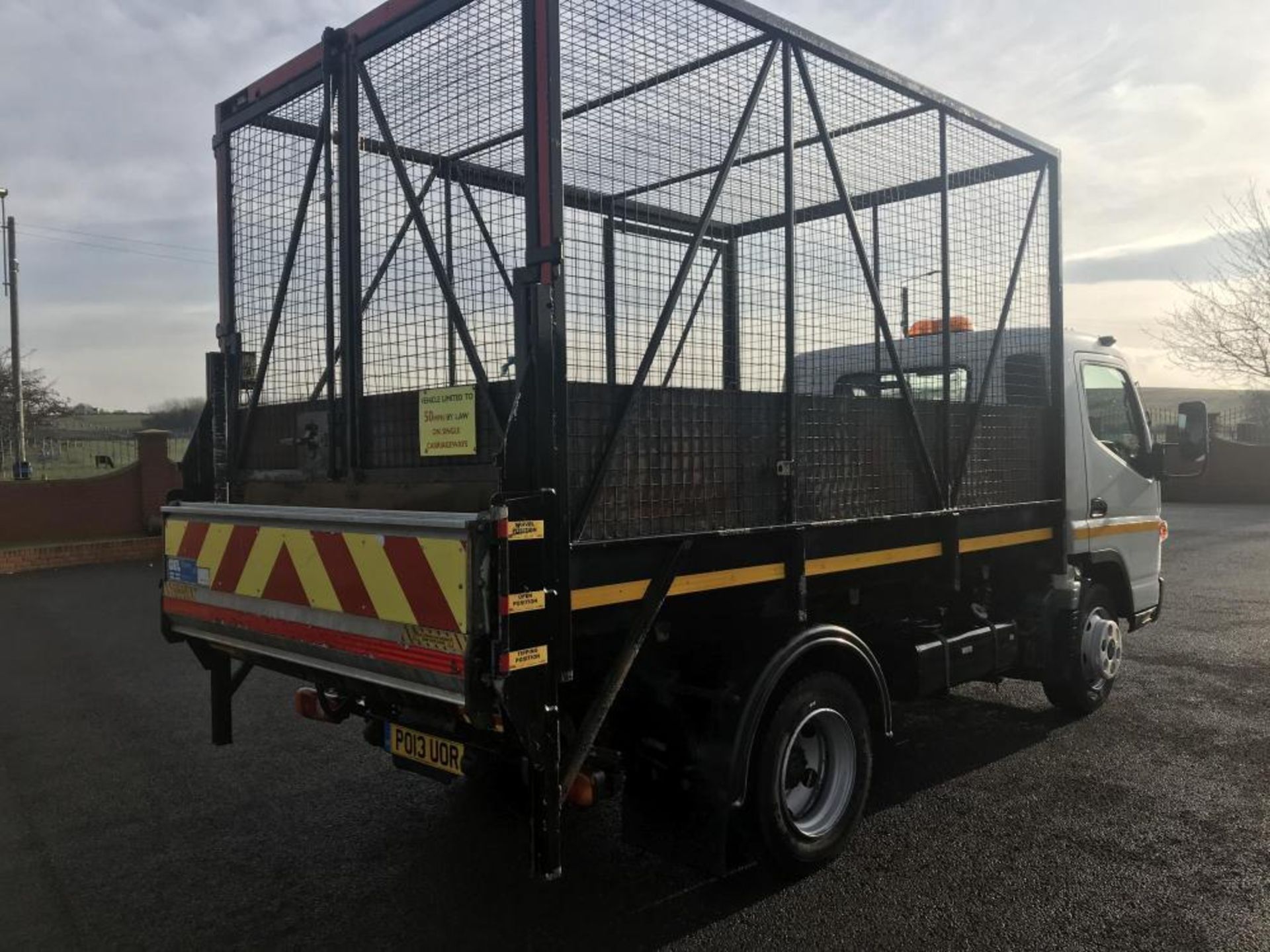 2013/13 REG MITSUBISHI FUSO CANTER 7C15 28 WHITE DIESEL CAGED TIPPER TRUCK, SHOWING 0 FORMER KEEPERS - Image 6 of 16