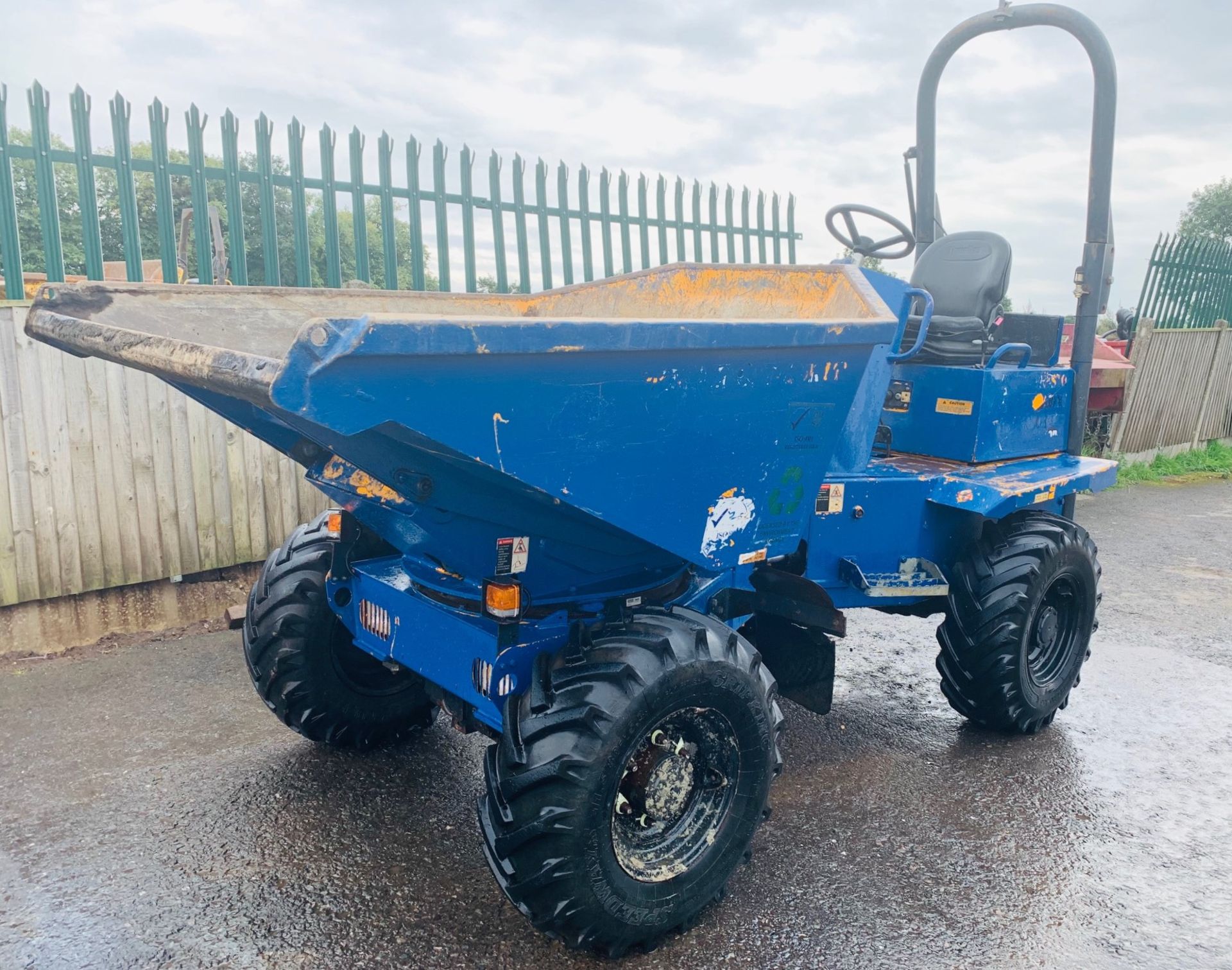 THWAITES 3 TONNE SWIVEL TIP DUMPER, YEAR 2010, 1265 HOURS, GOOD TYRES, CE MARKED *PLUS VAT* - Image 4 of 9