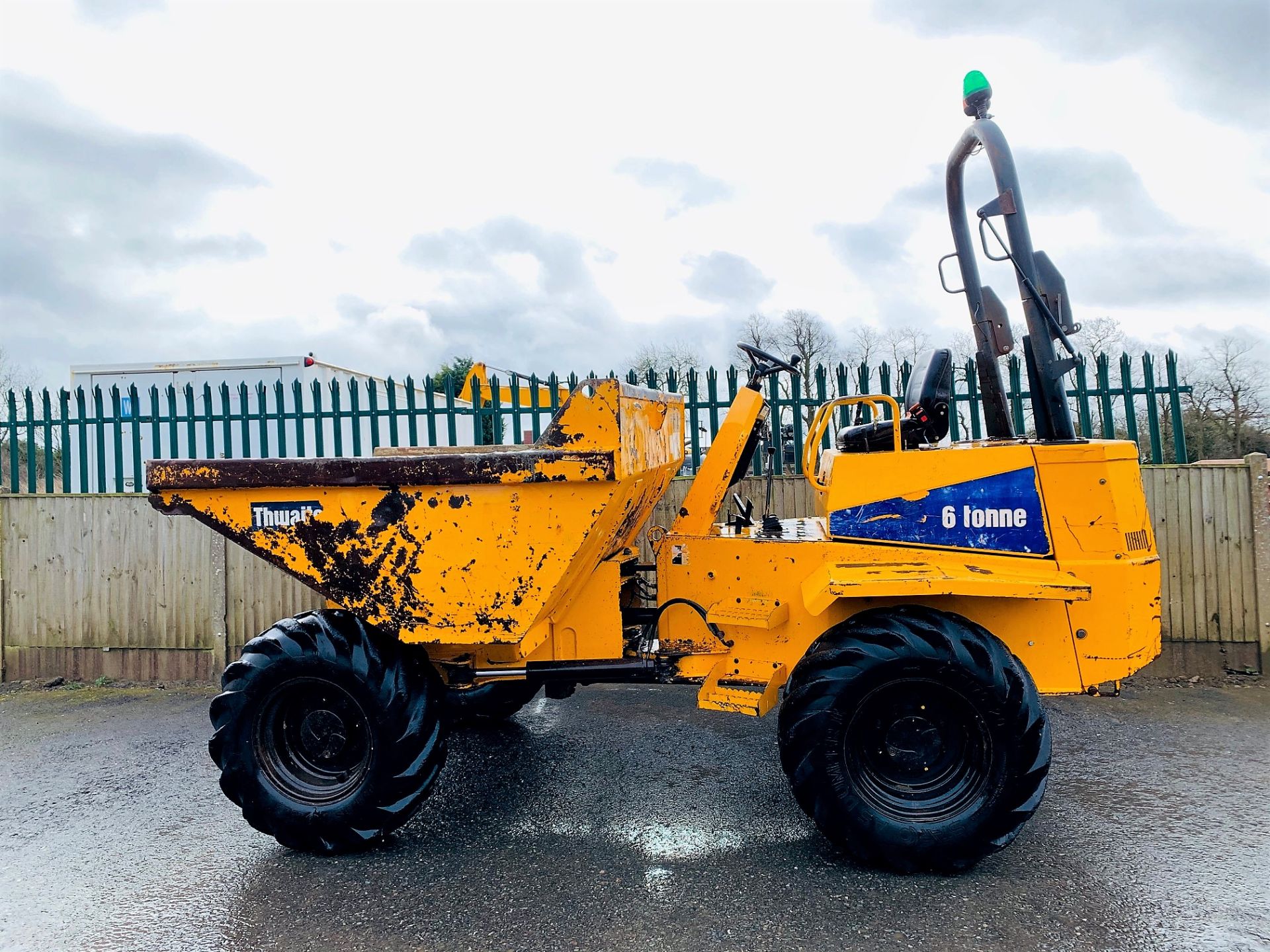 THWAITES 6 TONNE STRAIGHT TIP DUMPER, YEAR 2008, 2794 HOURS, ORANGE & GREEN BEACONS, CE MARKED