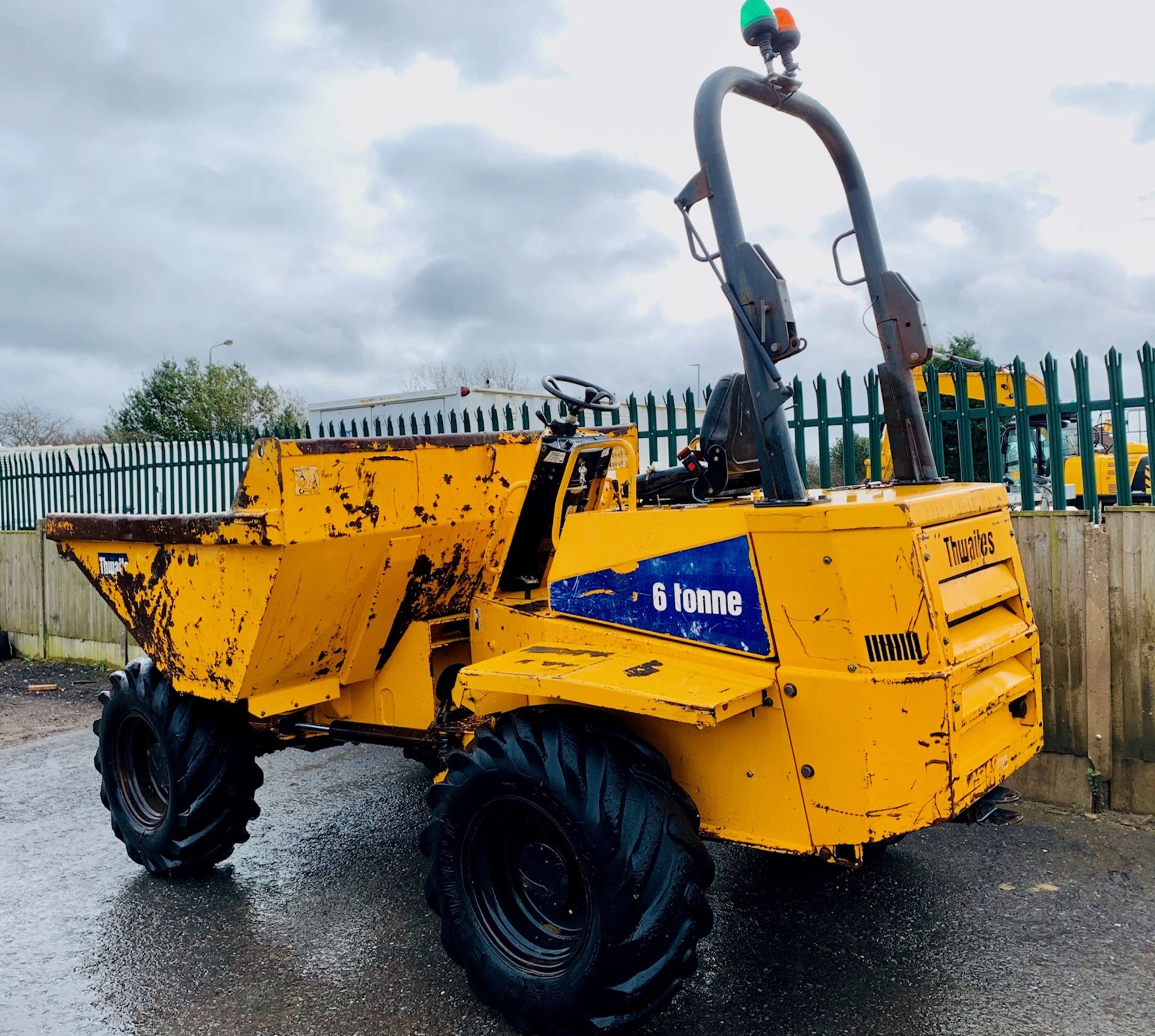 THWAITES 6 TONNE STRAIGHT TIP DUMPER, YEAR 2008, 2794 HOURS, ORANGE & GREEN BEACONS, CE MARKED - Image 3 of 11