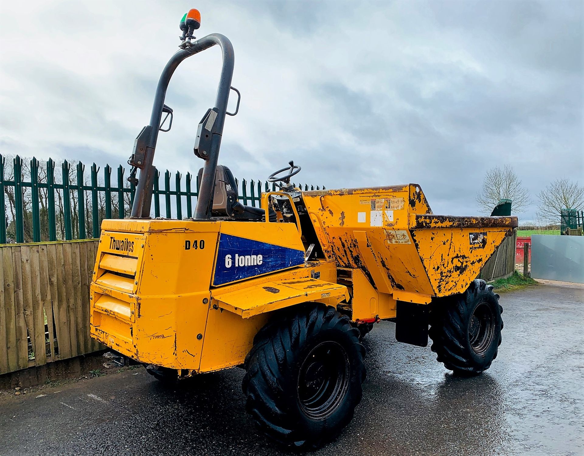 THWAITES 6 TONNE STRAIGHT TIP DUMPER, YEAR 2008, 2794 HOURS, ORANGE & GREEN BEACONS, CE MARKED - Image 4 of 11