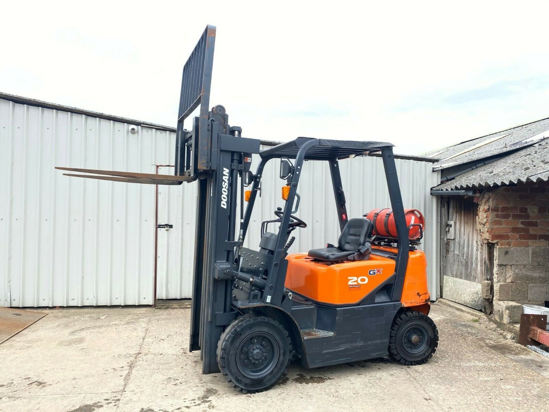 DOOSAN 2 TON GAS FORKLIFT, MODEL: G20G, TRIPLE MAST, FREE LIFT, 1160 HOURS, YEAR 2016 *PLUS VAT* - Image 3 of 8