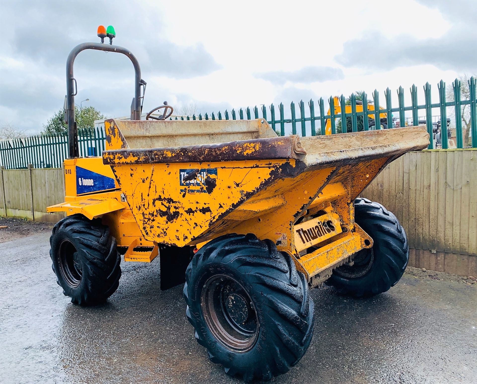 THWAITES 6 TONNE STRAIGHT TIP DUMPER, YEAR 2008, 2794 HOURS, ORANGE & GREEN BEACONS, CE MARKED - Image 5 of 11