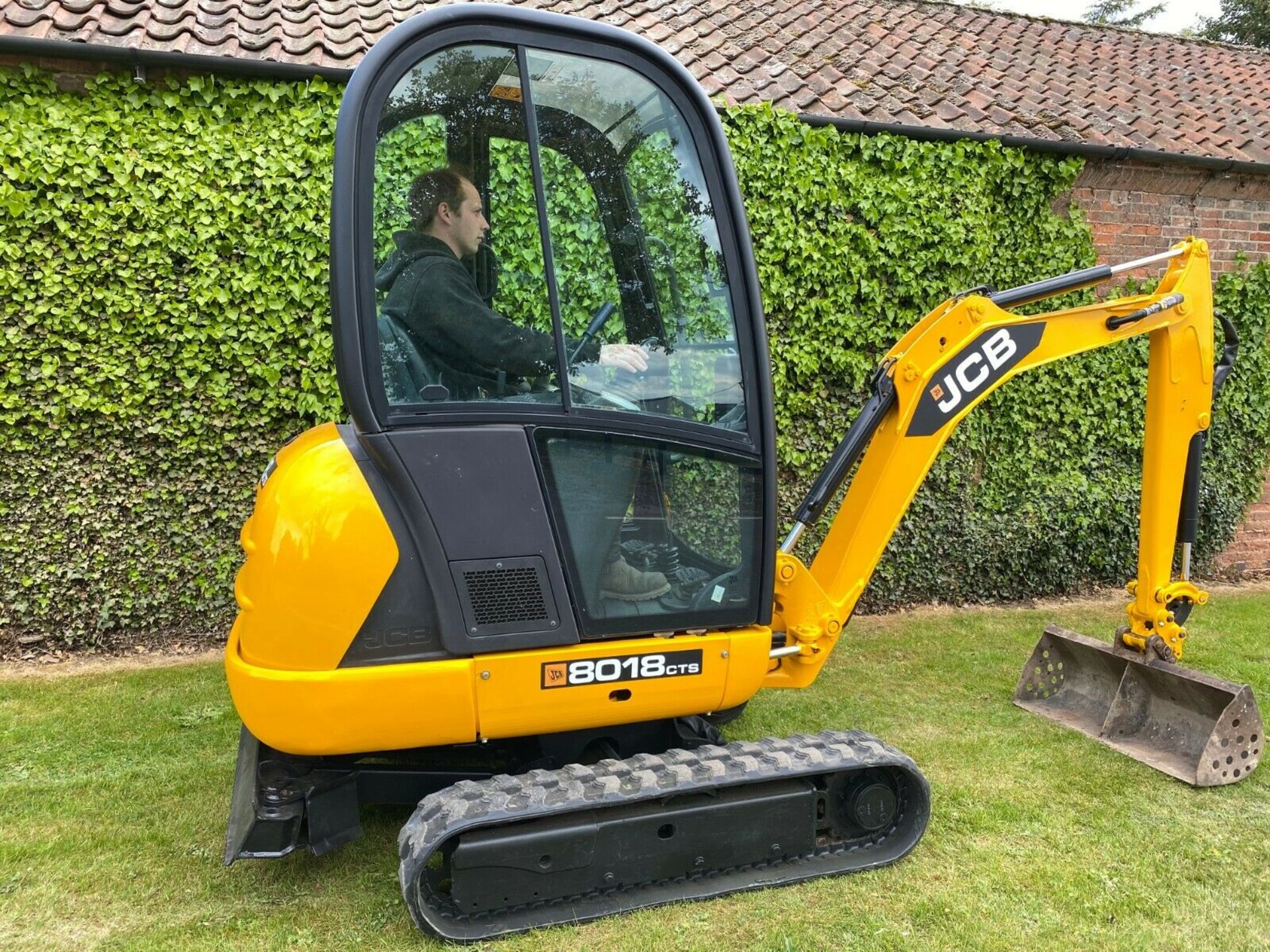 JCB 8018 CTS MINI DIGGER, YEAR 2012, ONLY 1680 HOURS, C/W 3 BUCKETS, EXPANDING TRACKS, QUICK HITCH - Image 5 of 11