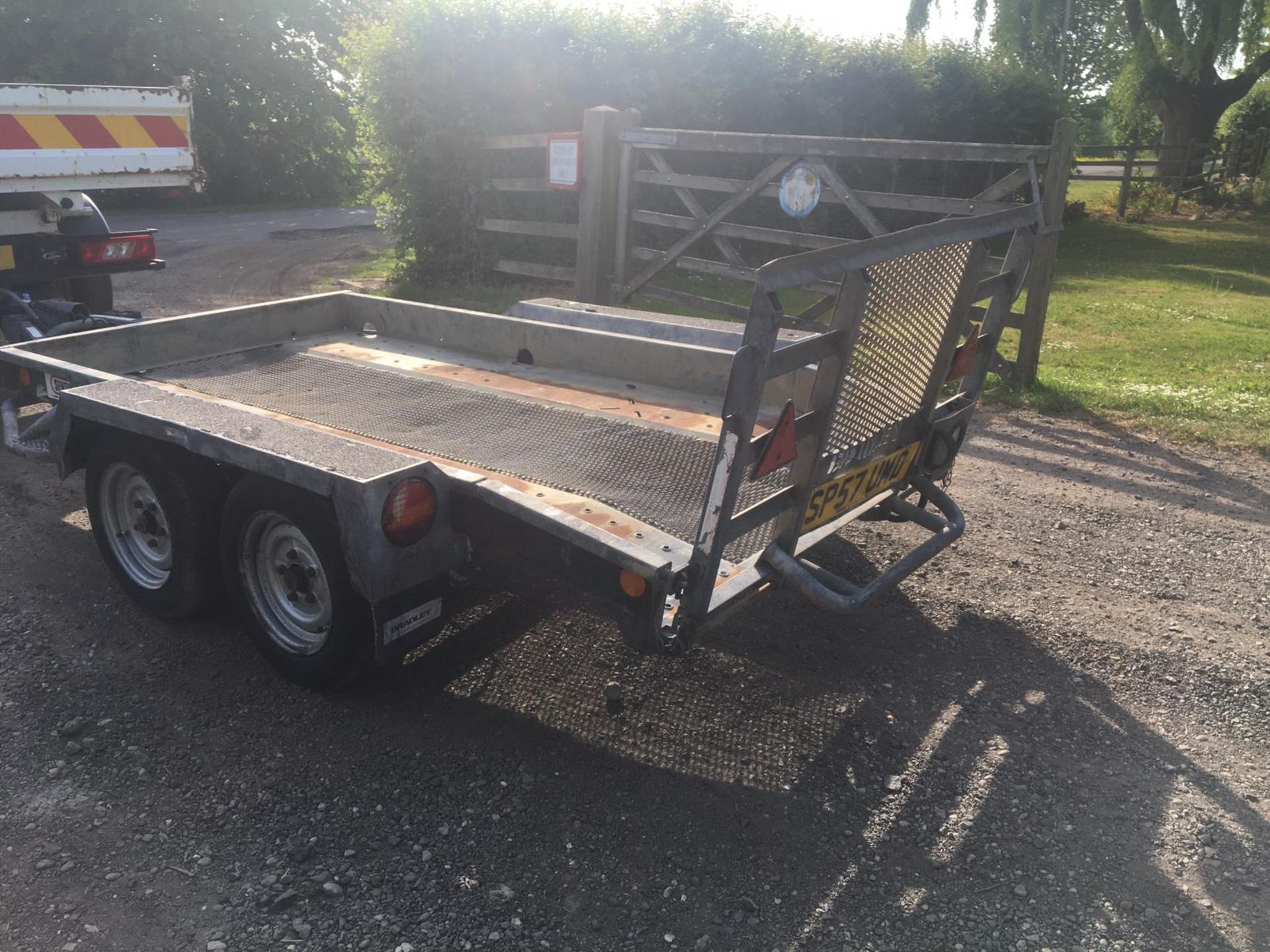 BRADLEY TWIN AXLE TOW-ABLE PLANT TRAILER, ALL BRAKES TESTED AND HUBS GREASED, LIGHTS WORK *PLUS VAT* - Image 4 of 7
