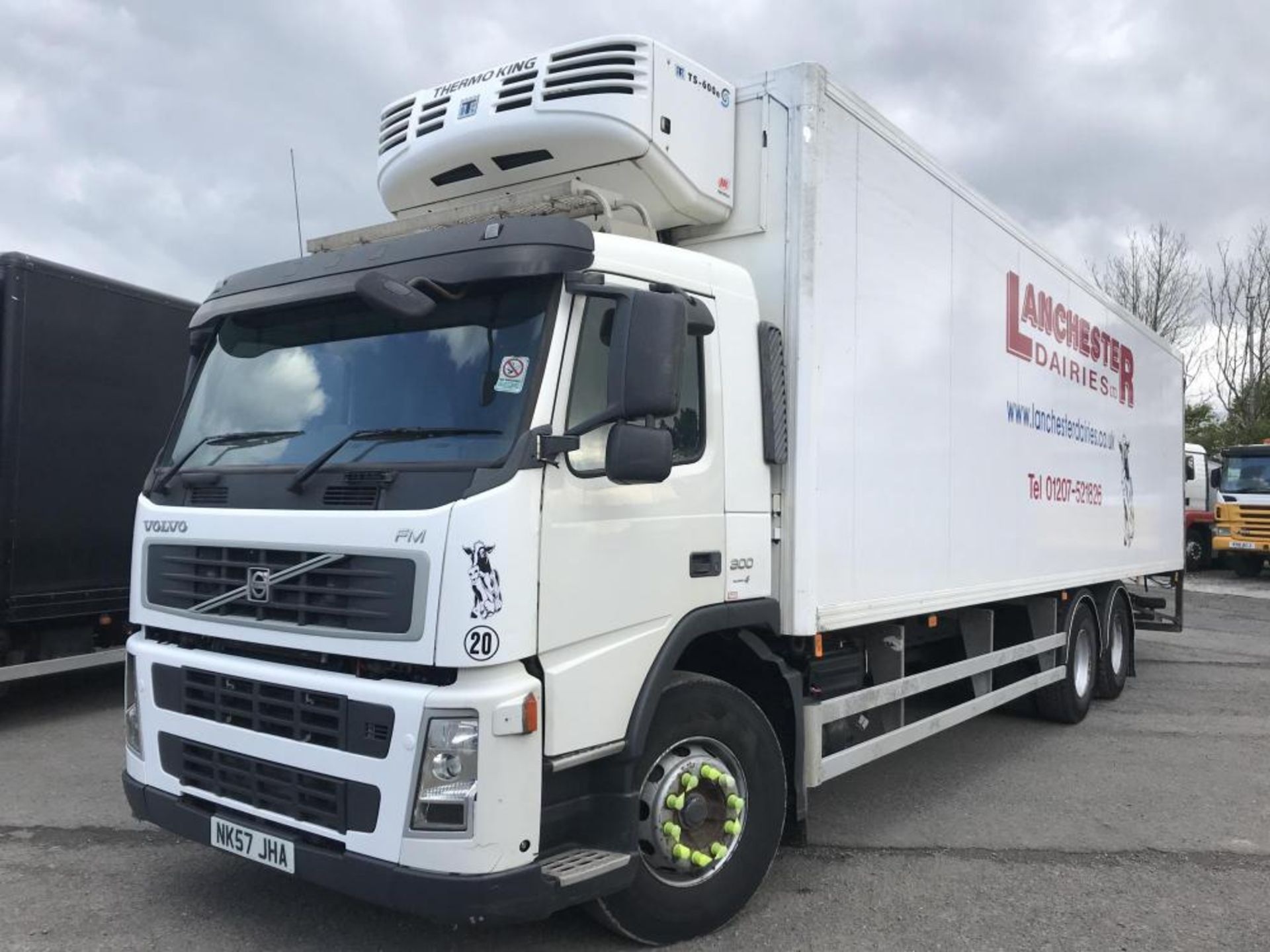 2008/57 REG VOLVO FM 300 6X2 FRIDGE BOX TRUCK WITH TAIL LIFT 10 TYRE MANUAL GEARBOX AIR CONDITIONING - Image 2 of 13