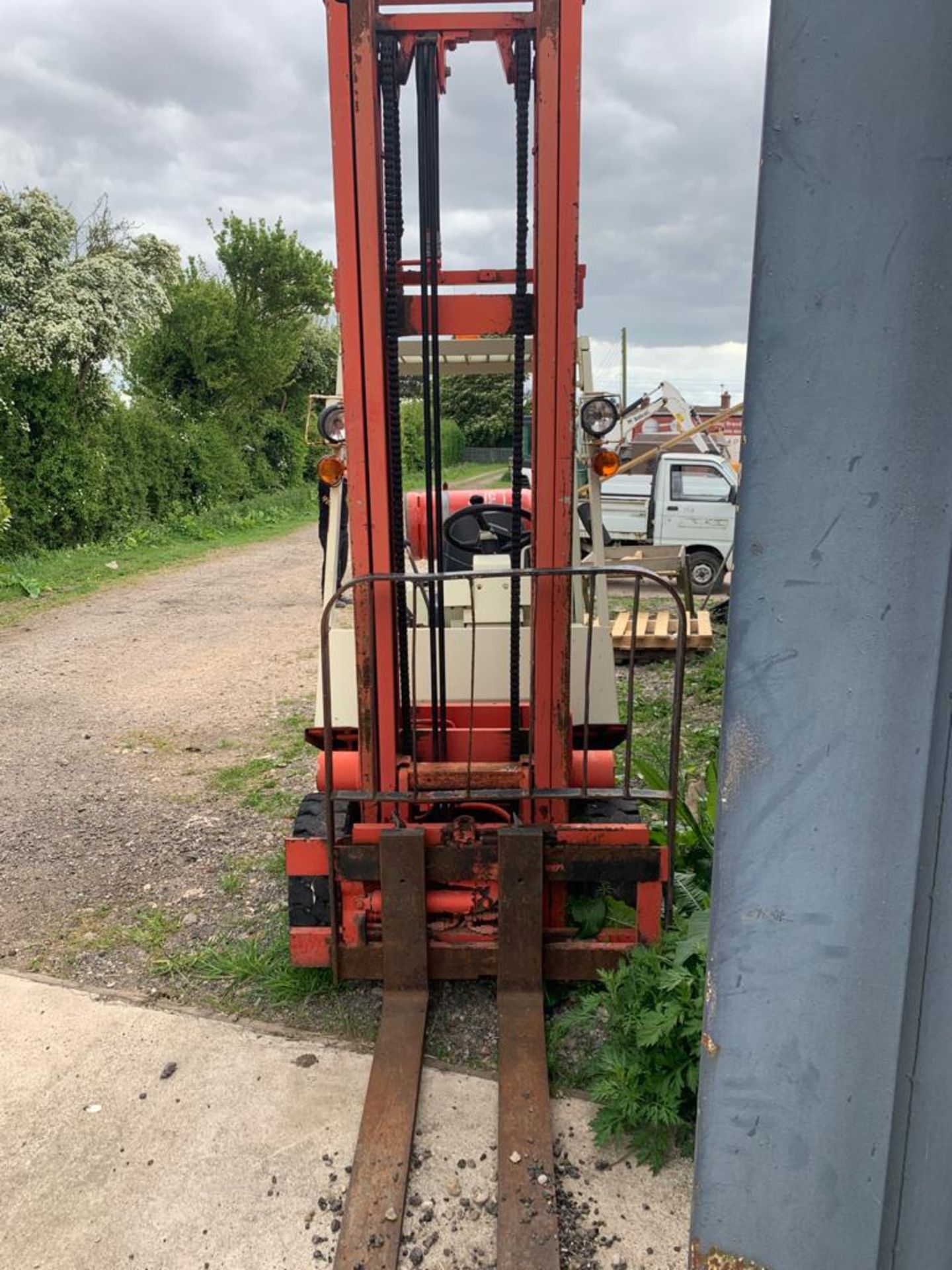 NISSAN 1.5 TON LPG GAS FORKLIFT, SIDE SHIFT, 4500MM LIFT HEIGHT, RUNS, WORKS AND LIFTS *PLUS VAT* - Image 3 of 7