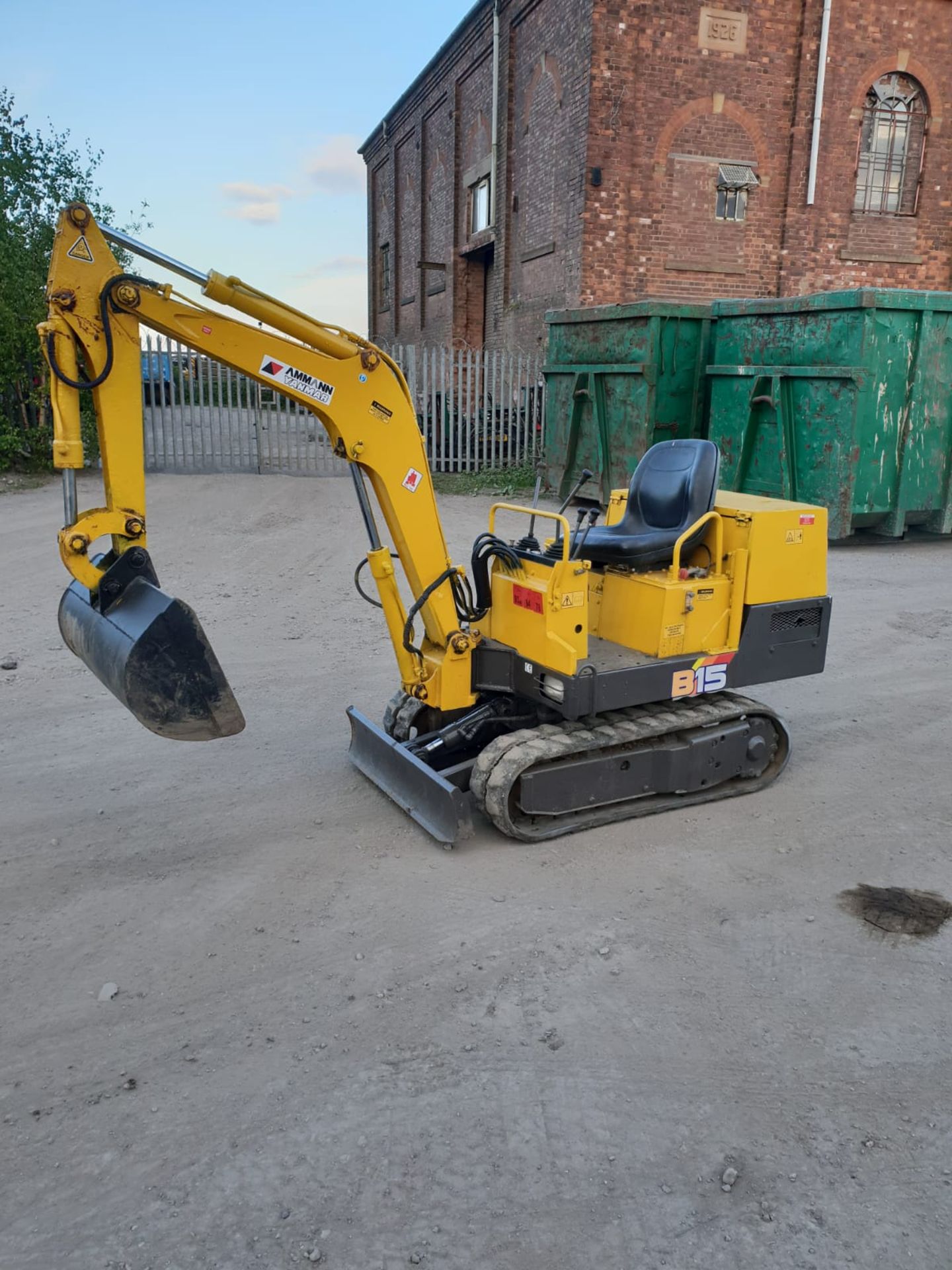 YANMAR B15 1.5 MINI DIGGER FULL WORKING ORDER, RECENTLY PAINTED WITH STICKERS, TRACKS 60% *NO VAT* - Image 2 of 8