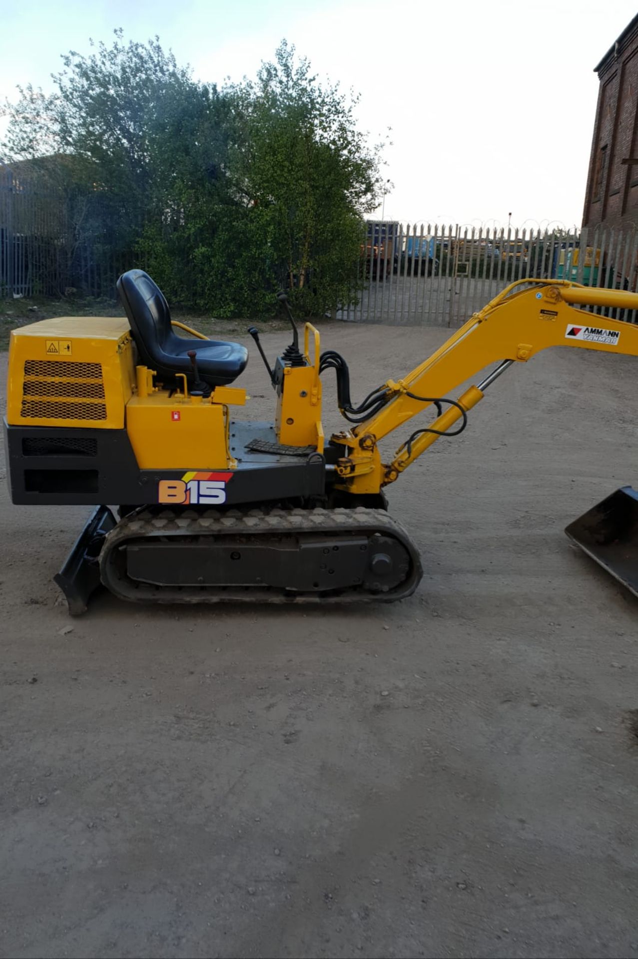 YANMAR B15 1.5 MINI DIGGER FULL WORKING ORDER, RECENTLY PAINTED WITH STICKERS, TRACKS 60% *NO VAT* - Image 4 of 8