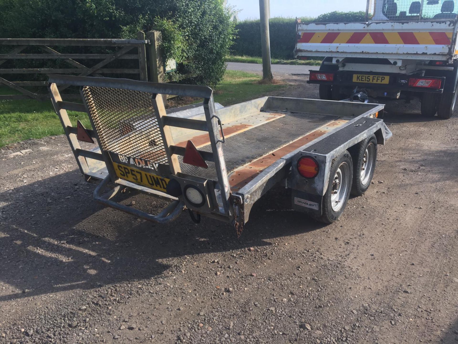 BRADLEY TWIN AXLE TOW-ABLE PLANT TRAILER, ALL BRAKES TESTED AND HUBS GREASED, LIGHTS WORK *PLUS VAT* - Image 7 of 7