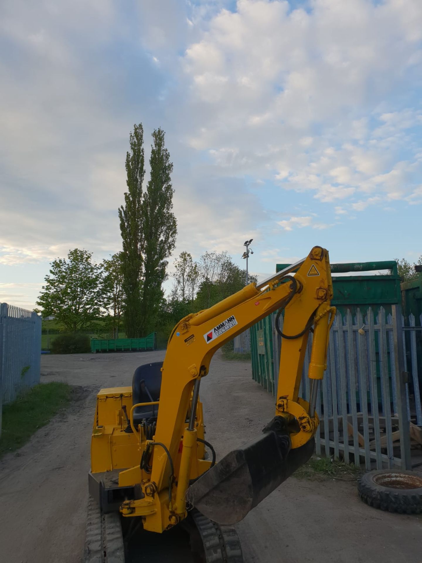 YANMAR B15 1.5 MINI DIGGER FULL WORKING ORDER, RECENTLY PAINTED WITH STICKERS, TRACKS 60% *NO VAT* - Image 6 of 8