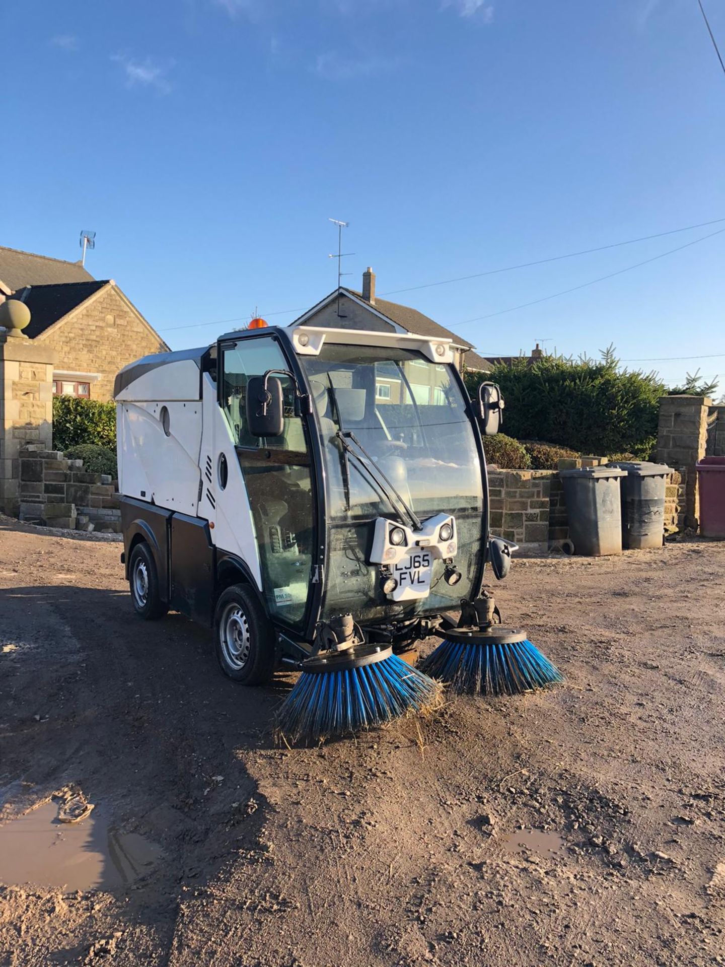 JOHNSTON ROAD SWEEPER, YEAR 2015, LOW MILES, RUNS, DRIVES AND SWEEPS *PLUS VAT* - Image 2 of 4