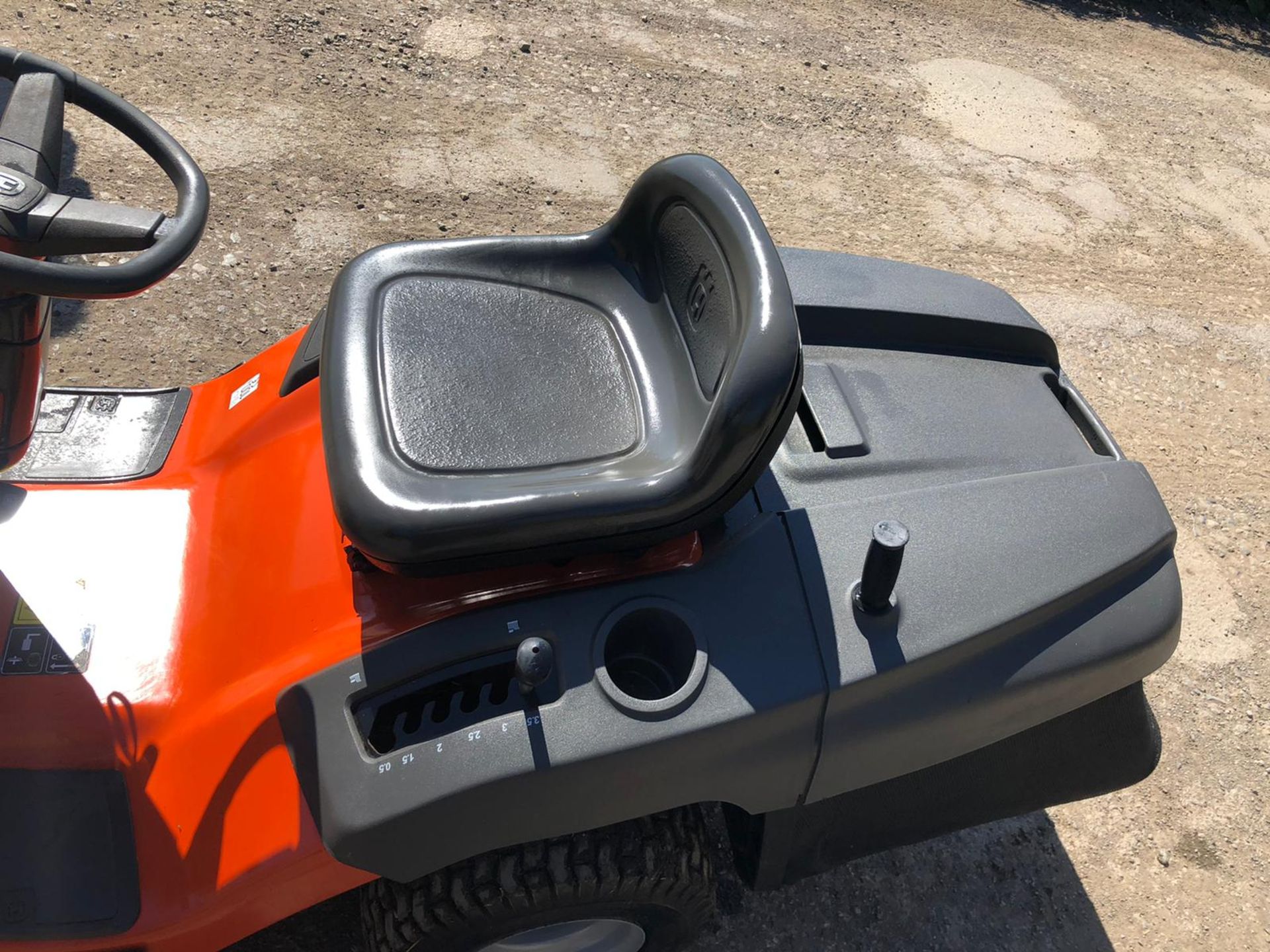 NEW / UNUSED HUSQVARNA TC138 RIDE ON LAWN MOWER *NO VAT* - Image 6 of 7