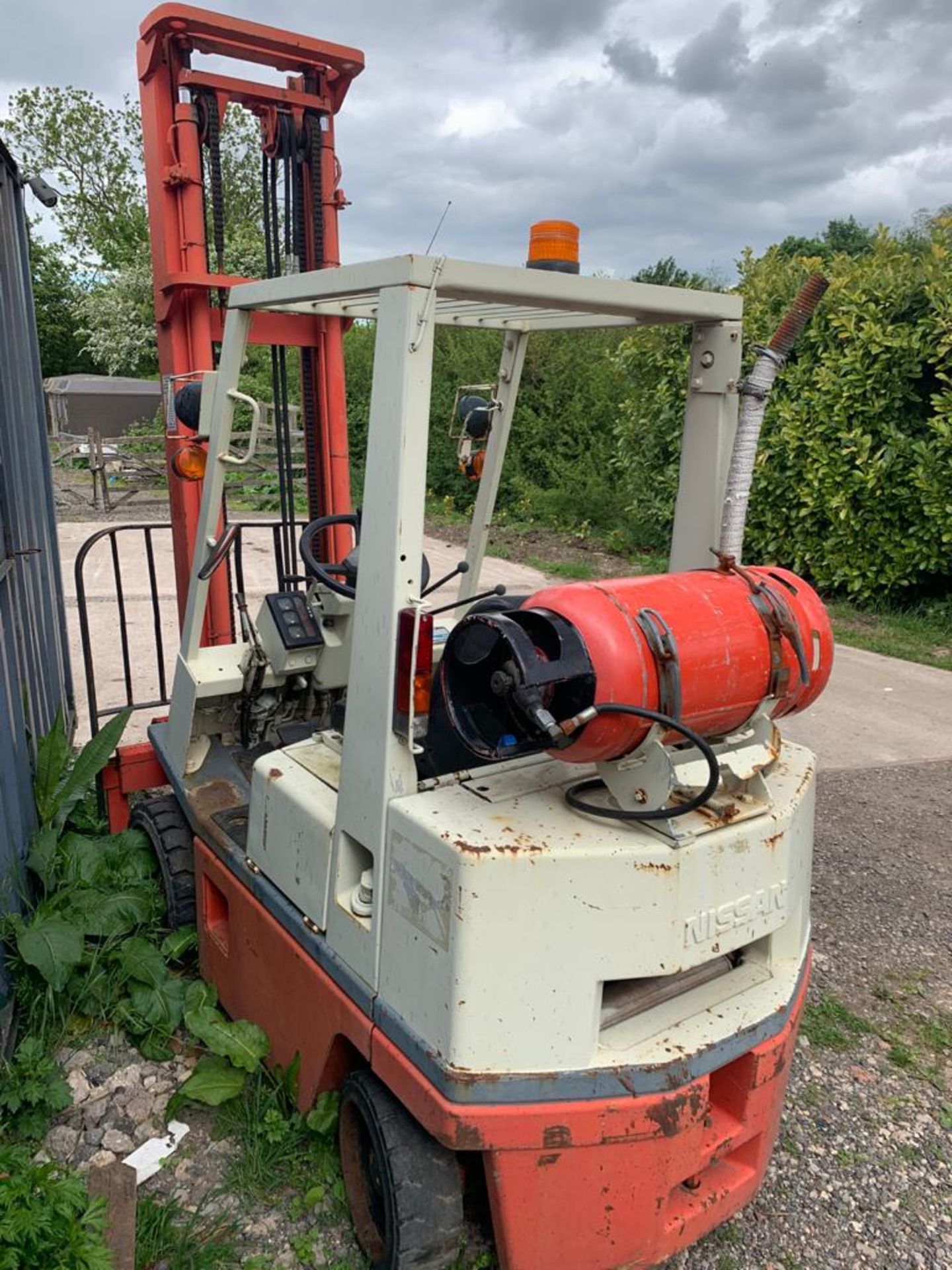 NISSAN 1.5 TON LPG GAS FORKLIFT, SIDE SHIFT, 4500MM LIFT HEIGHT, RUNS, WORKS AND LIFTS *PLUS VAT* - Image 2 of 7