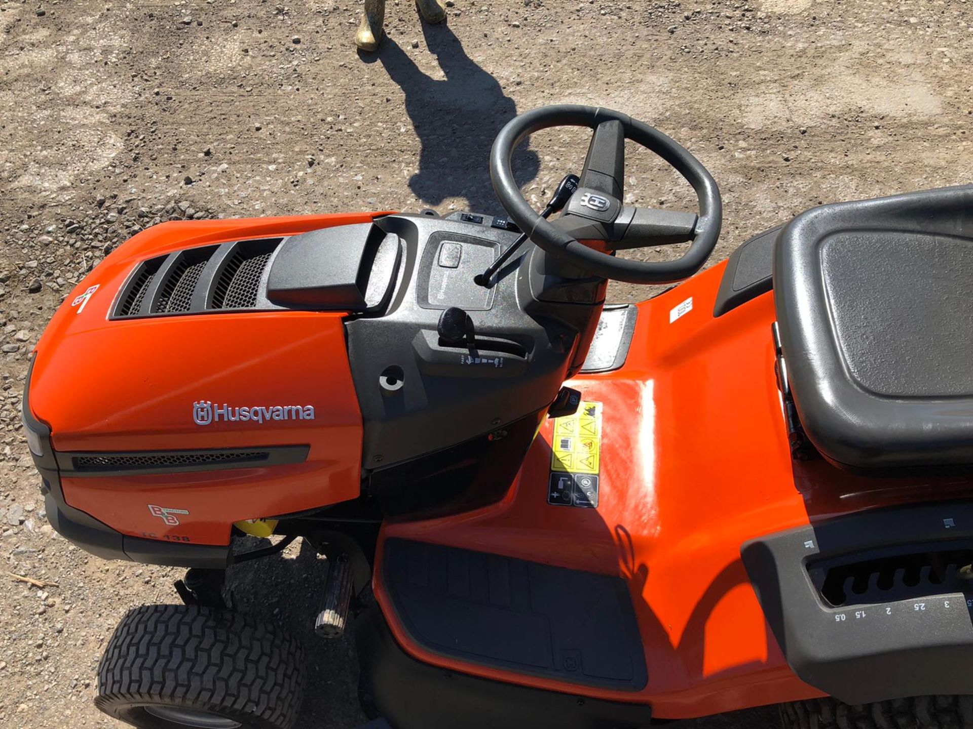 NEW / UNUSED HUSQVARNA TC138 RIDE ON LAWN MOWER *NO VAT* - Image 5 of 7