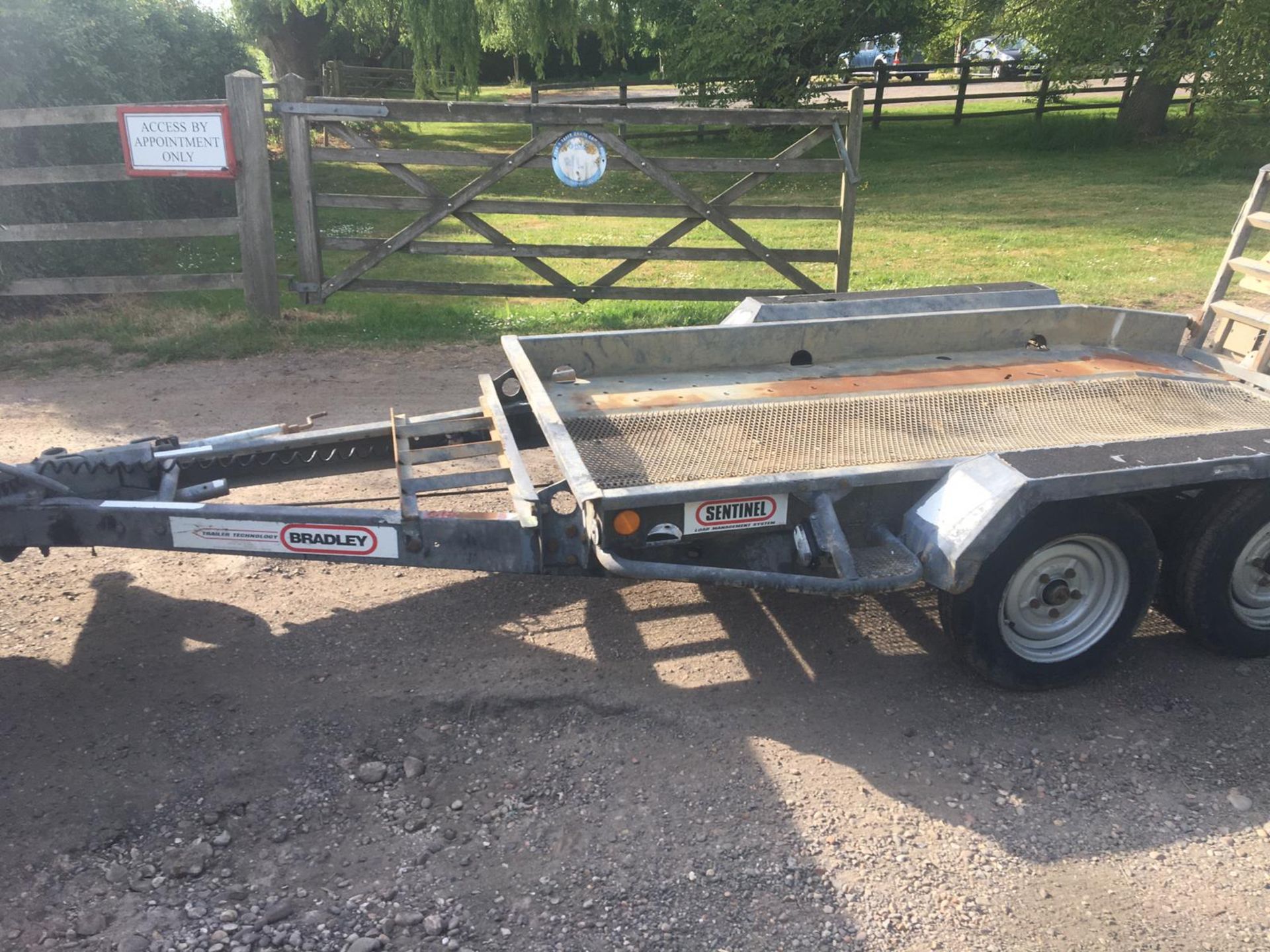 BRADLEY TWIN AXLE TOW-ABLE PLANT TRAILER, ALL BRAKES TESTED AND HUBS GREASED, LIGHTS WORK *PLUS VAT* - Image 3 of 7