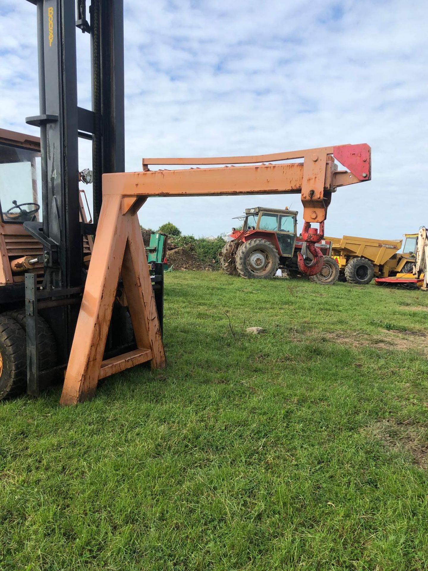 BONSER 7 TON FORKLIFT CRANE, SHOWING 1089 HOURS, TWIN WHEEL ON THE FRONT, RUNS DRIVES, LIFTS - Image 3 of 9