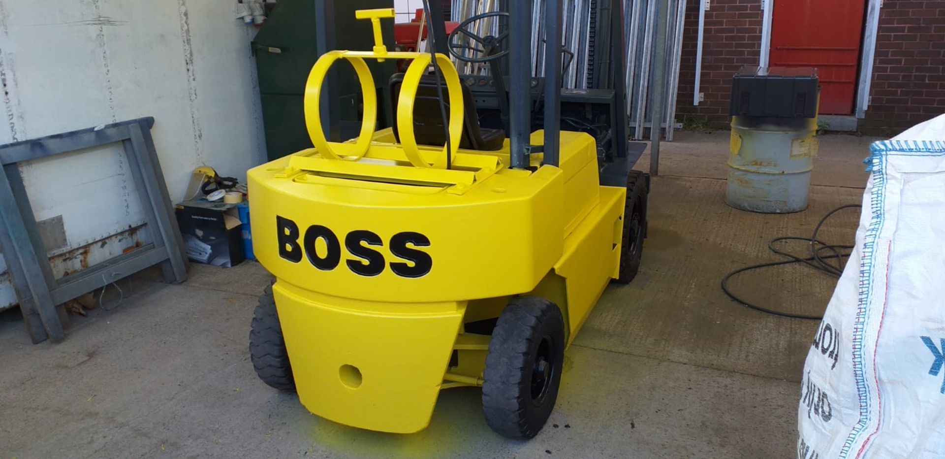 GAS POWERED YELLOW / BLACK BOSS FORKLIFT, RUNS, WORKS AND LIFTS *PLUS VAT* - Image 5 of 5