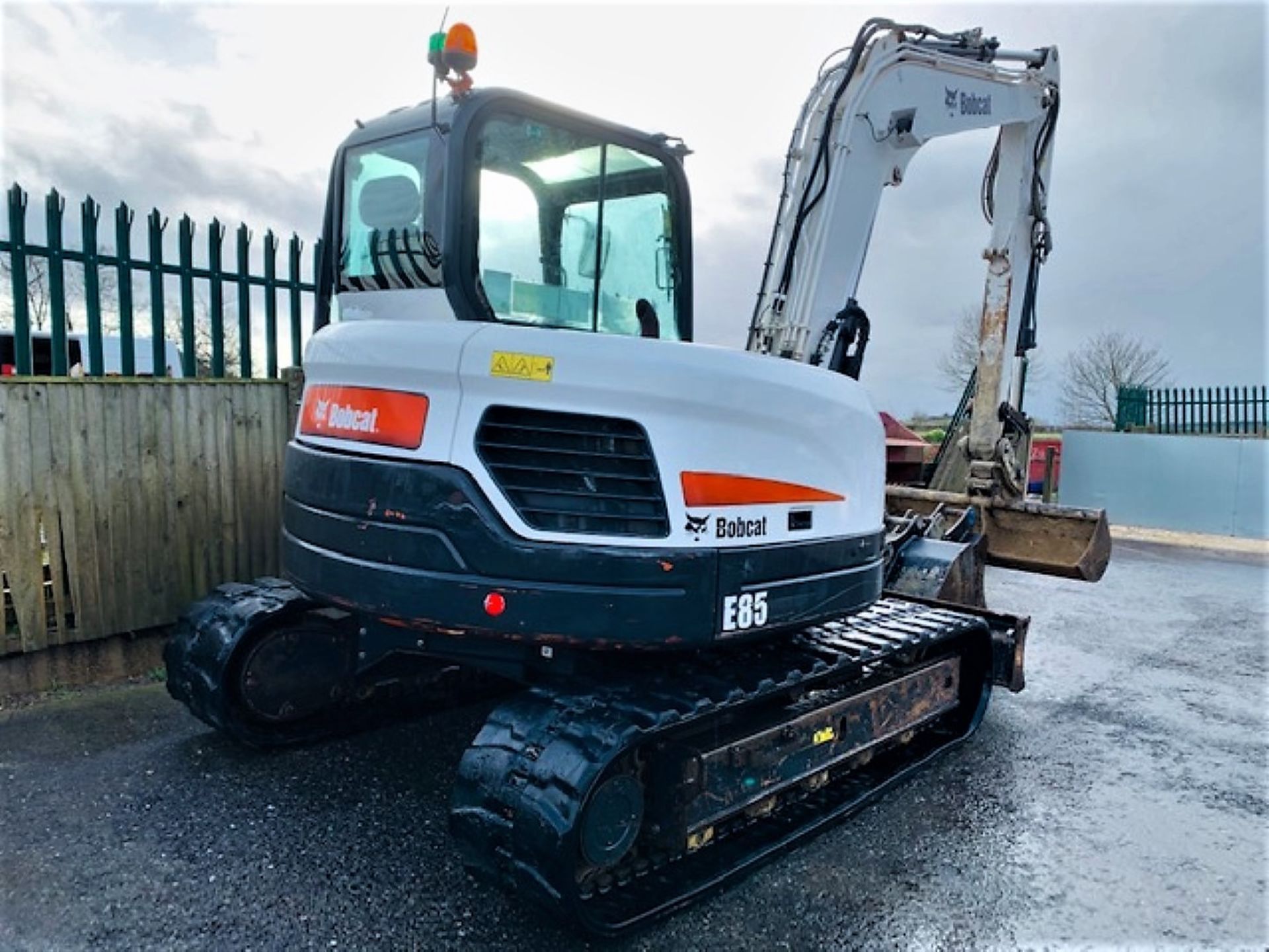 BOBCAT E85 RUBBER TRACKED DIGGER / EXCAVATOR, YEAR 2016, 3321 HOURS, AIR CON, 4 X BUCKETS *PLUS VAT* - Image 4 of 15