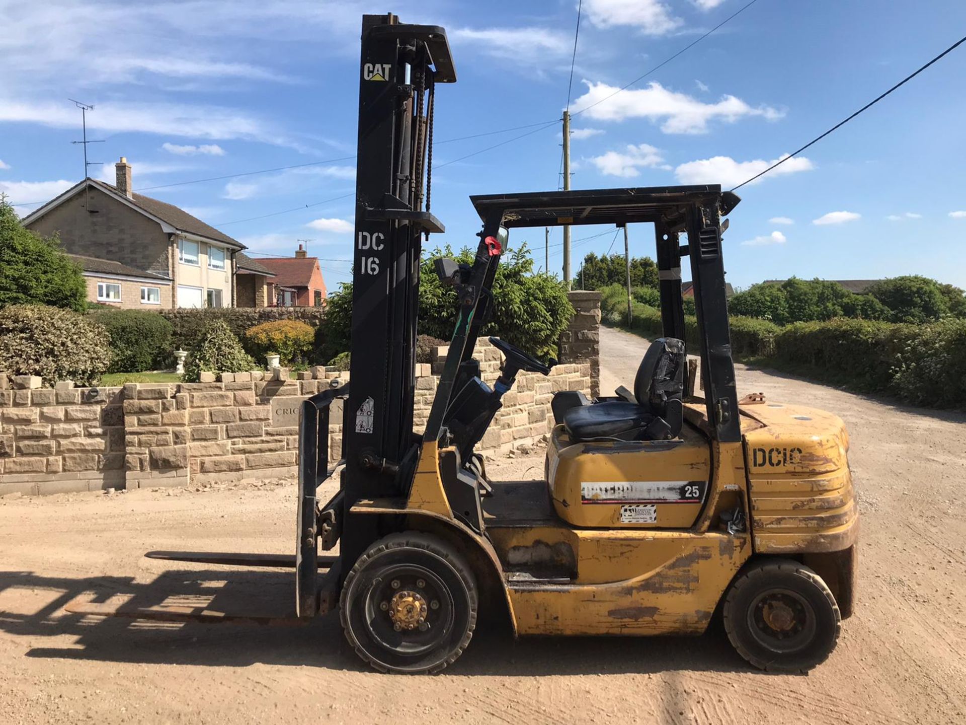 CATERPILLAR 25 FORKLIFT, 2.5 TONNE, SIDE SHIFT, RUNS, DRIVES AND LIFTS *PLUS VAT* - Image 2 of 5