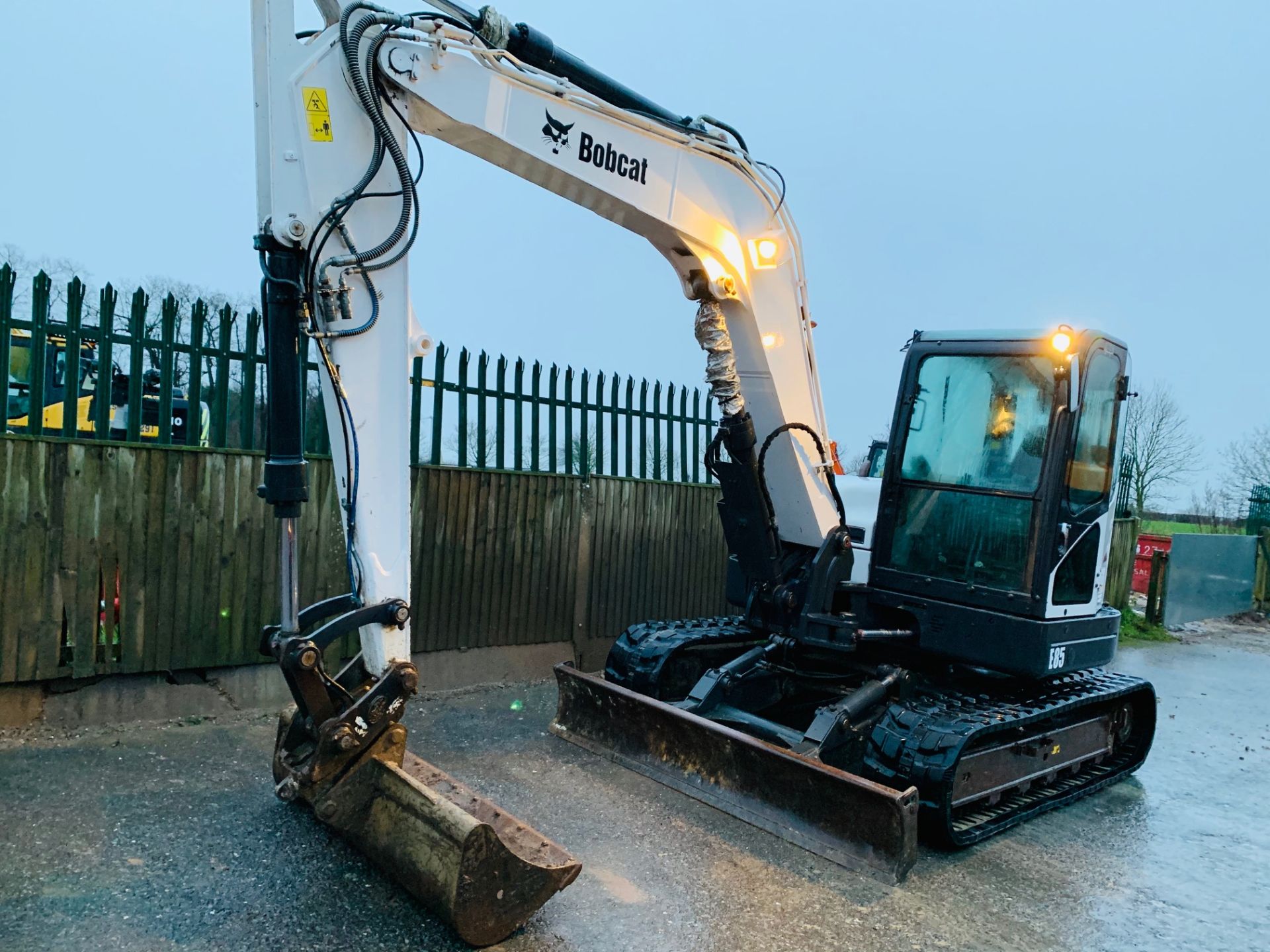 BOBCAT E85 RUBBER TRACKED CRAWLER DIGGER / EXCAVATOR, YEAR 2014, 3637 HOURS, AIR CON, CE MARKED - Image 3 of 13