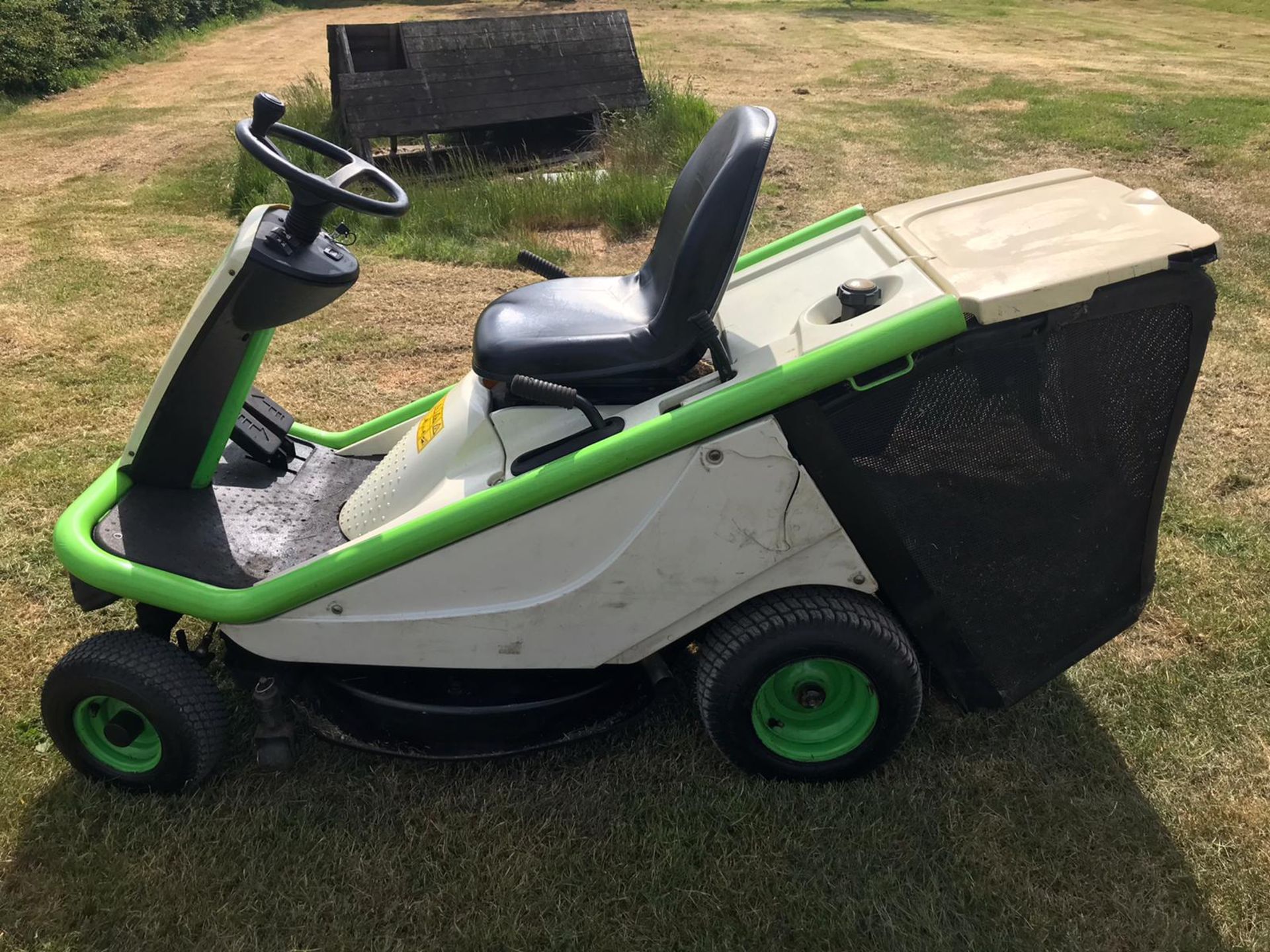 2015 ETESIA HYDRO 80 RIDE ON LAWN MOWER, RUNS, DRIVES AND CUTS *NO VAT* - Image 2 of 4