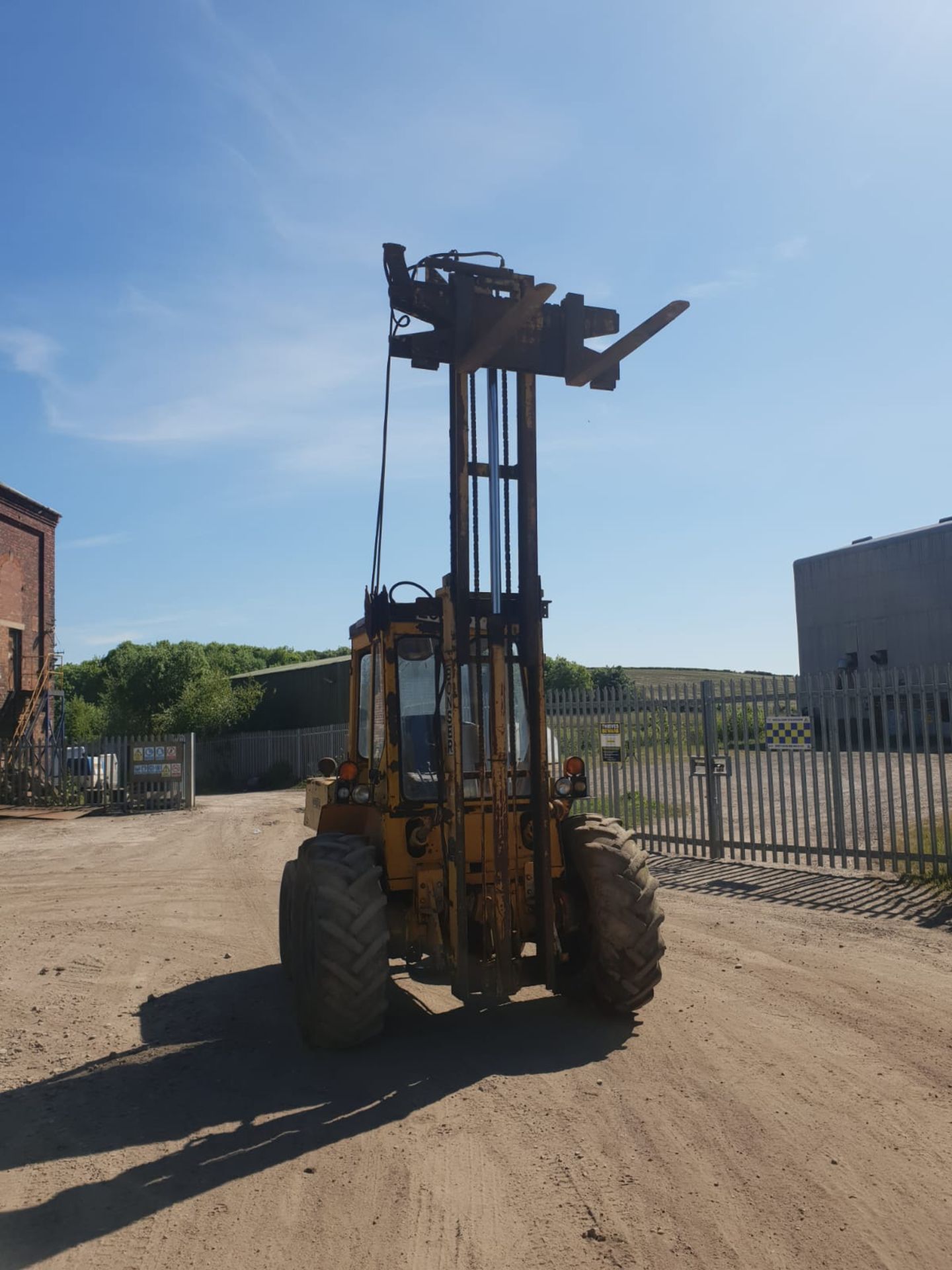 BONSER ALL TERRAIN FORKLIFT WITH SIDE SHIFT FORKS, RUNS, DRIVES AND LIFTS *NO VAT* - Image 5 of 9