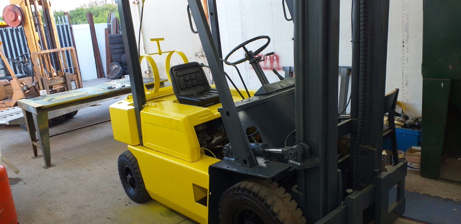 GAS POWERED YELLOW / BLACK BOSS FORKLIFT, RUNS, WORKS AND LIFTS *PLUS VAT* - Image 3 of 5