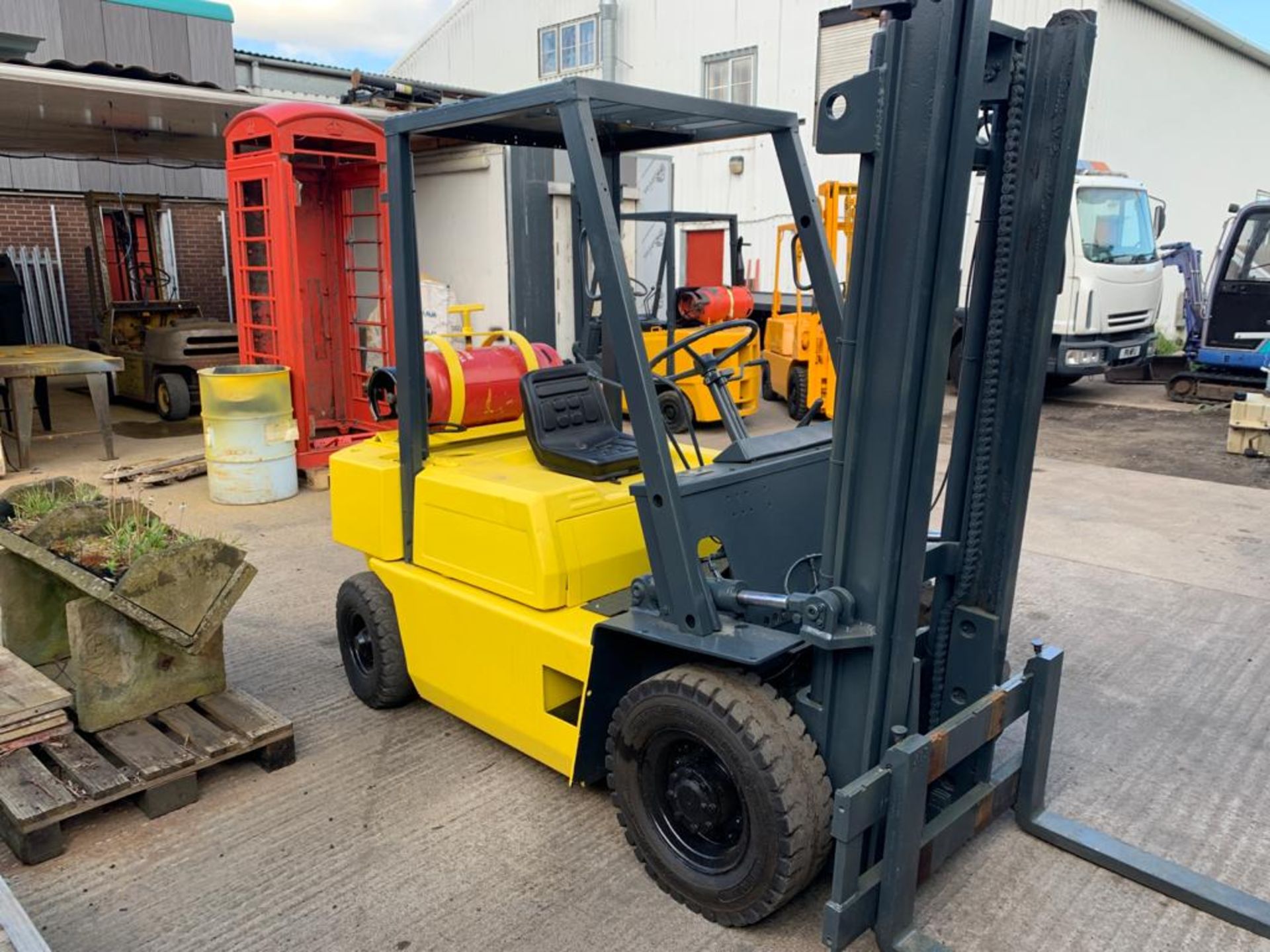 GAS POWERED YELLOW / BLACK BOSS FORKLIFT, RUNS, WORKS AND LIFTS *PLUS VAT*