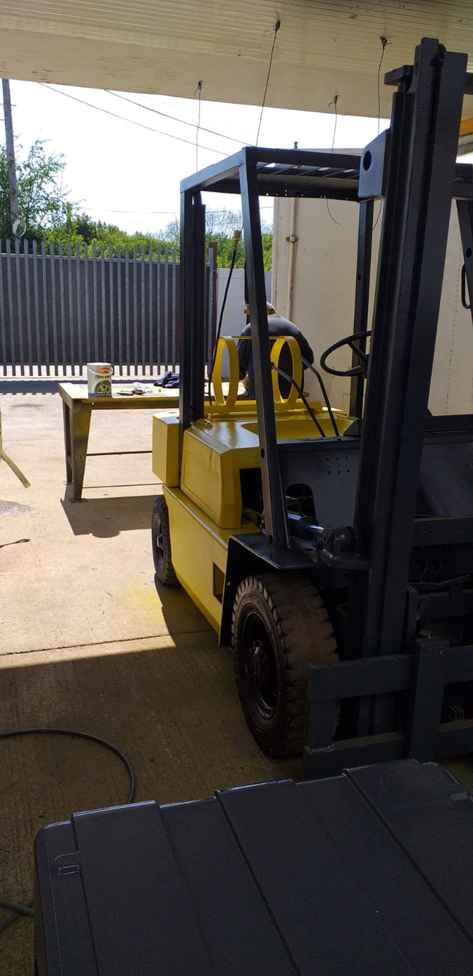 GAS POWERED YELLOW / BLACK BOSS FORKLIFT, RUNS, WORKS AND LIFTS *PLUS VAT* - Image 4 of 5