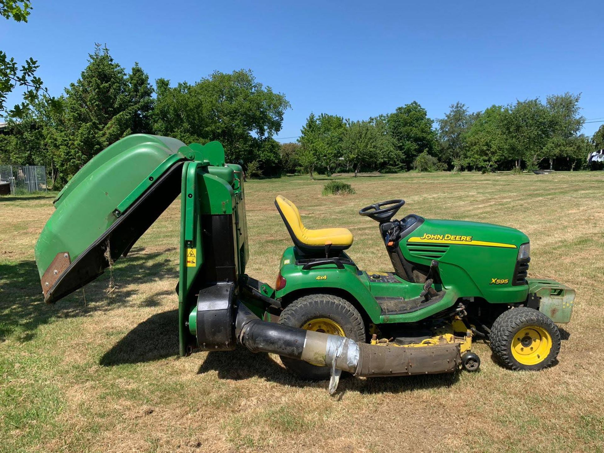 JOHN DEERE X595 RIDE ON LAWN MOWER, RUNS, DRIVES AND CUTS, SHOWING 2080 HOURS *PLUS VAT* - Image 2 of 16