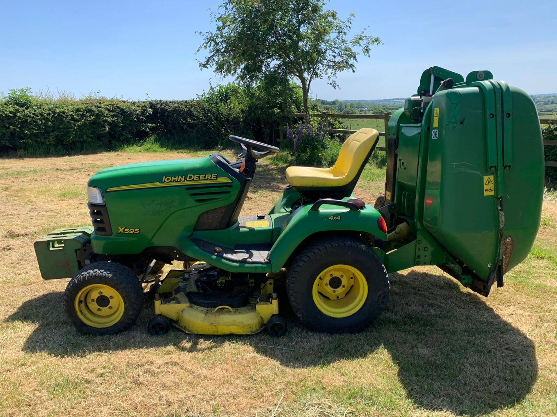 JOHN DEERE X595 RIDE ON LAWN MOWER, RUNS, DRIVES AND CUTS, SHOWING 2080 HOURS *PLUS VAT* - Image 8 of 16