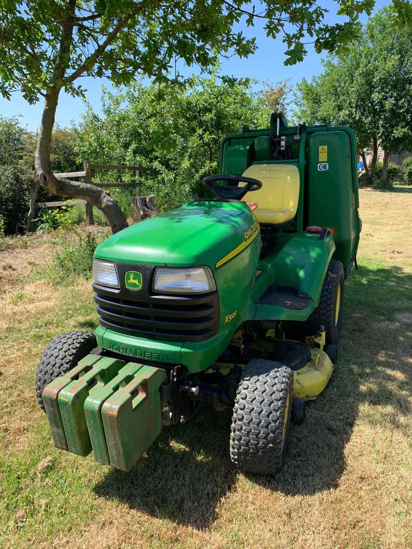 JOHN DEERE X595 RIDE ON LAWN MOWER, RUNS, DRIVES AND CUTS, SHOWING 2080 HOURS *PLUS VAT* - Image 5 of 16