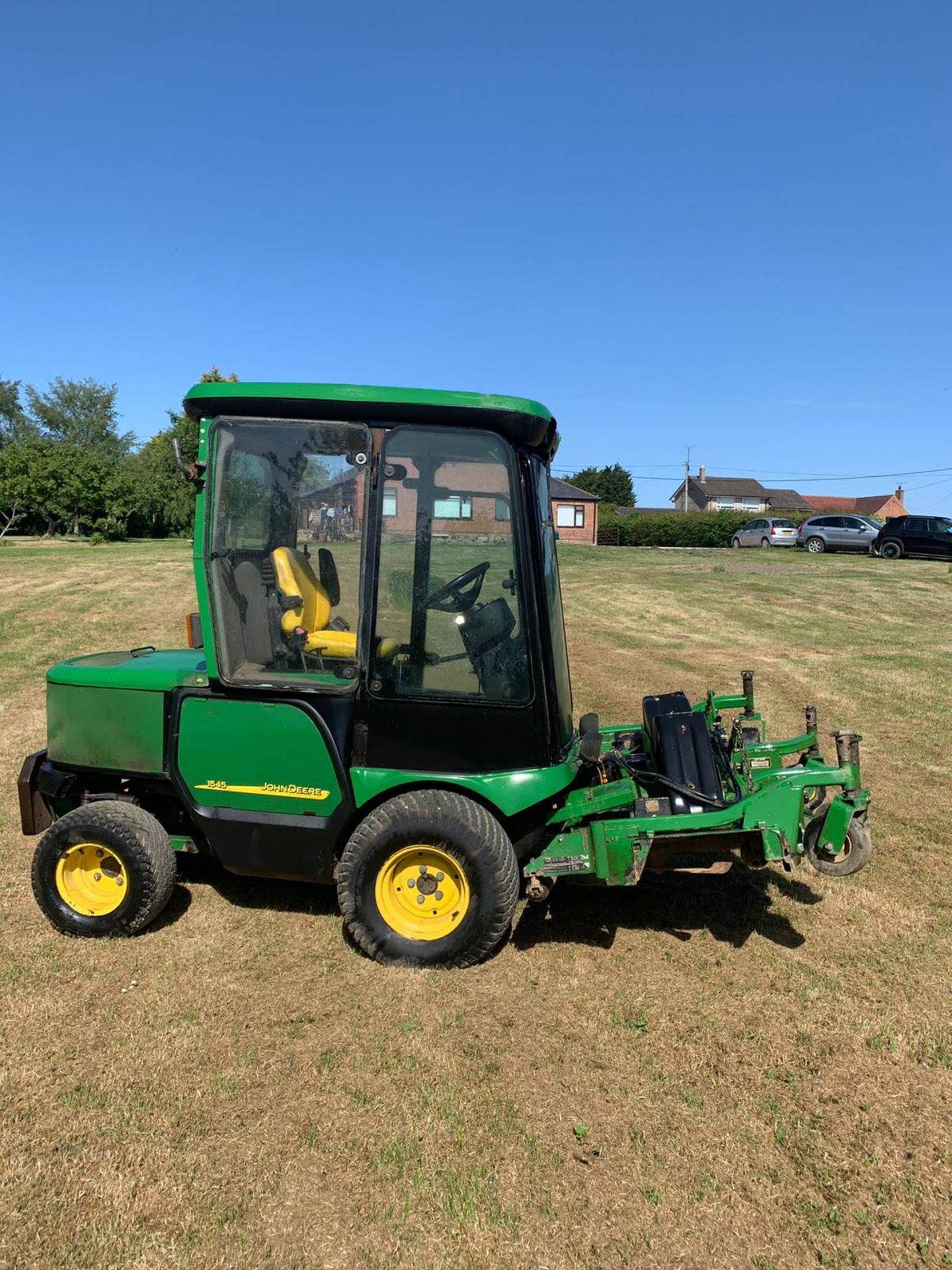 JOHN DEERE 1545 RIDE ON LAWN MOWER WITH FULL CAB, YEAR 2006, RUNS, WORKS AND CUTS *PLUS VAT* - Image 9 of 12