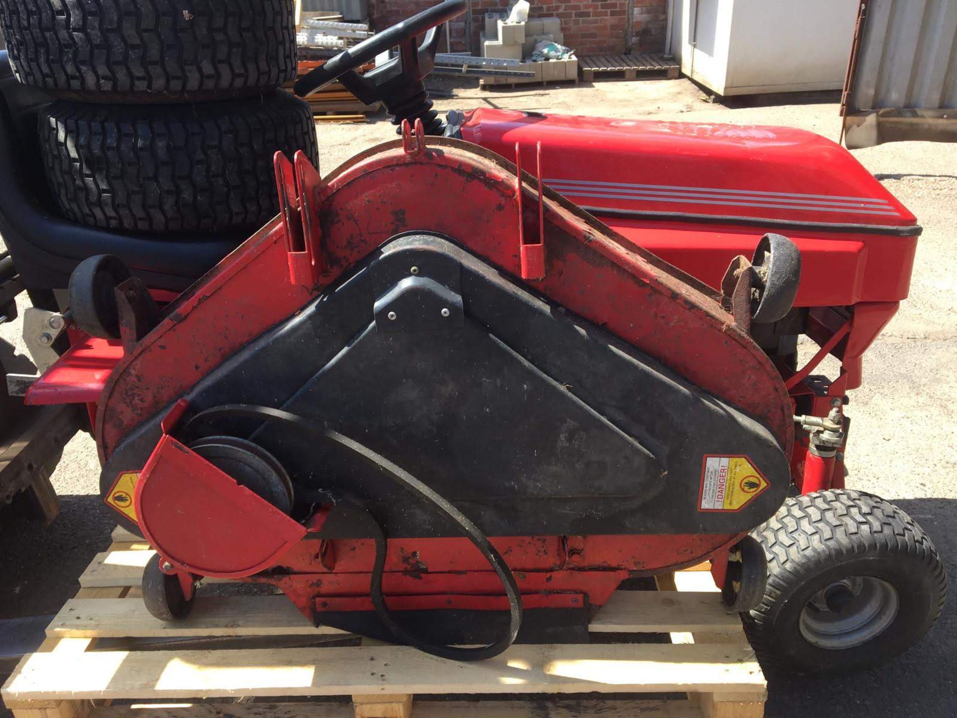 WESTWOOD S1300 RIDE ON LAWN MOWER, C/W DECK, WHEELS & GRASS COLLECTOR, SELLING AS SPARES / REPAIRS - Image 8 of 14