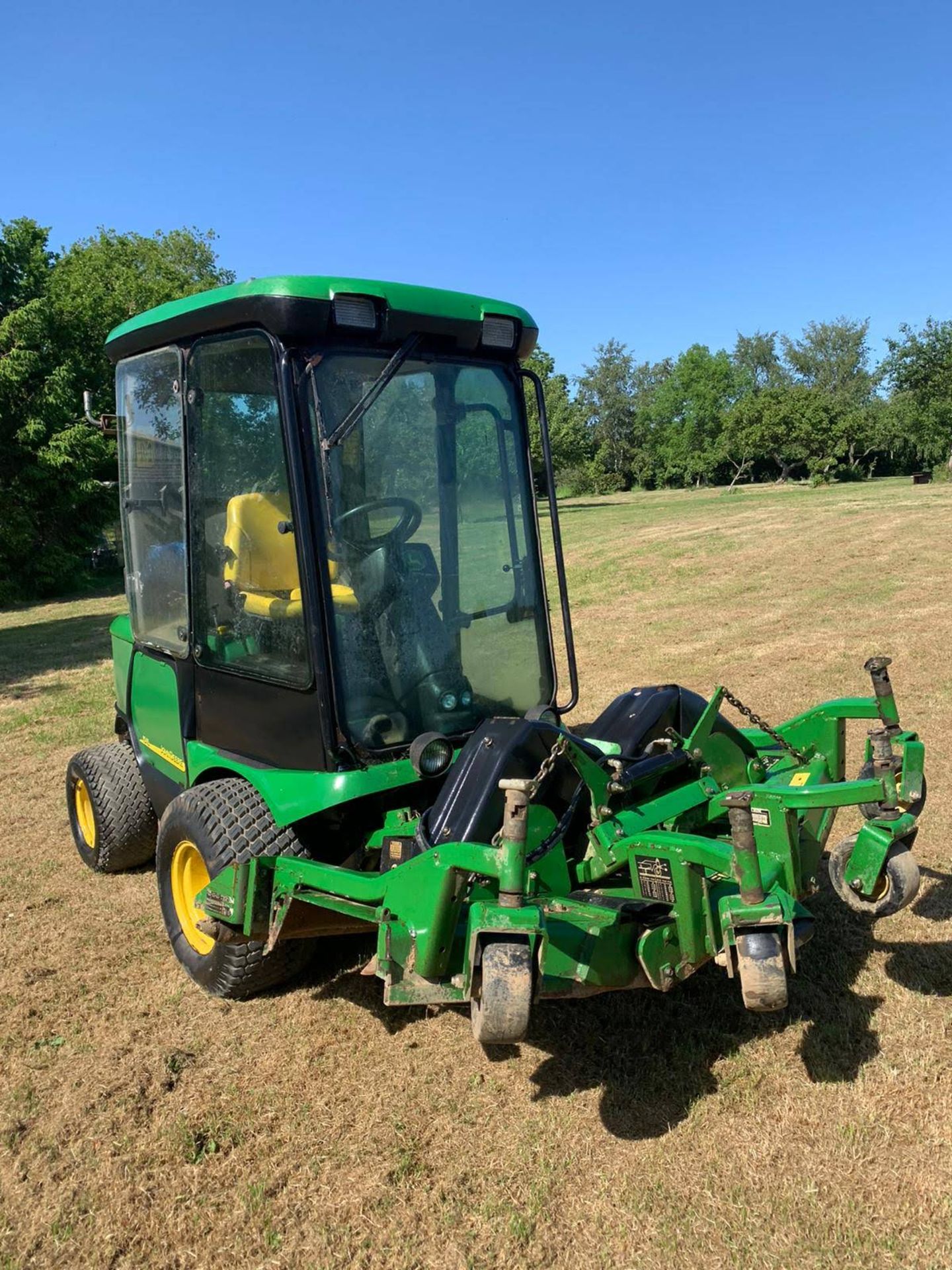 JOHN DEERE 1545 RIDE ON LAWN MOWER WITH FULL CAB, YEAR 2006, RUNS, WORKS AND CUTS *PLUS VAT* - Image 6 of 12