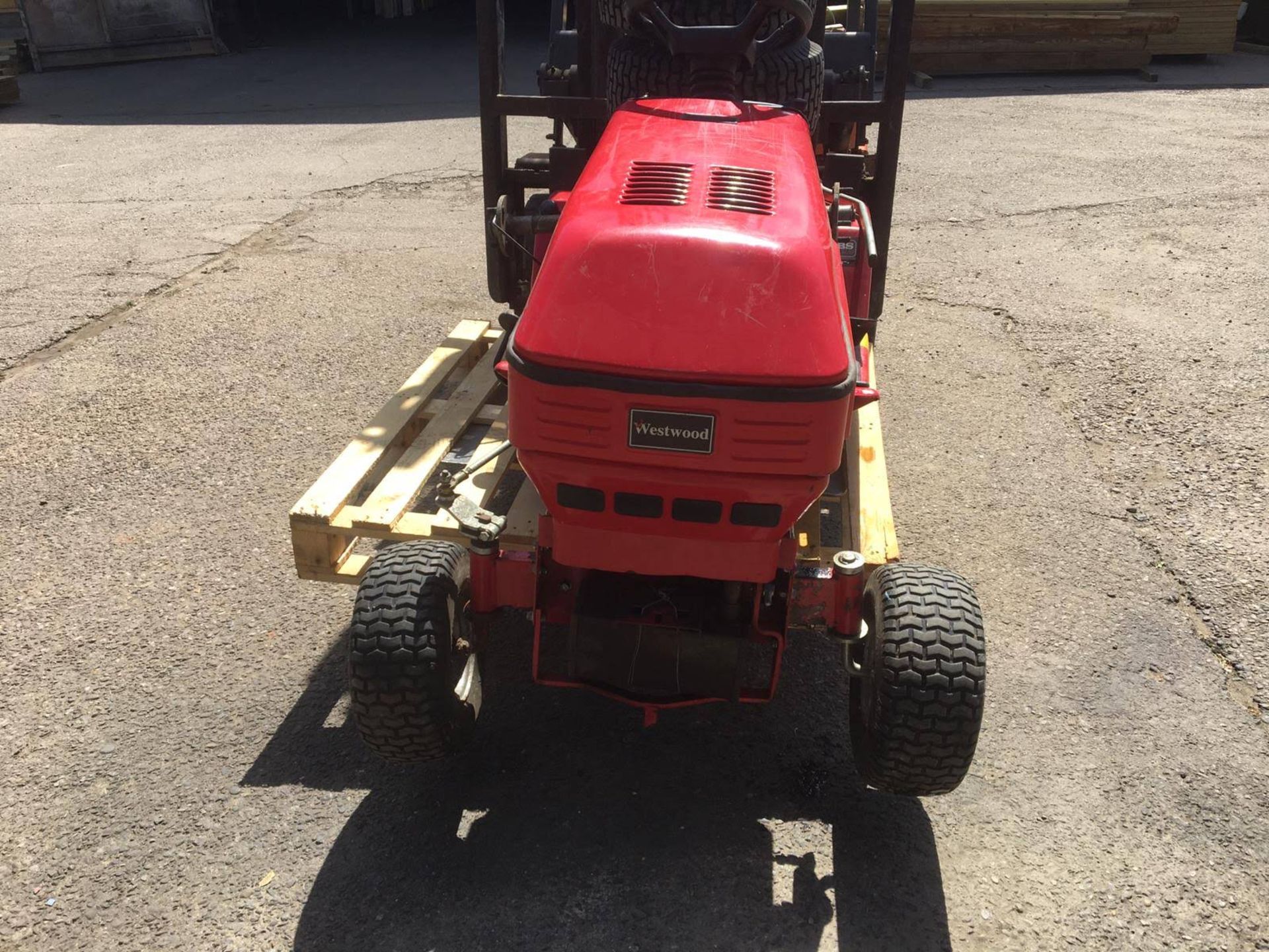 WESTWOOD S1300 RIDE ON LAWN MOWER, C/W DECK, WHEELS & GRASS COLLECTOR, SELLING AS SPARES / REPAIRS - Image 5 of 14