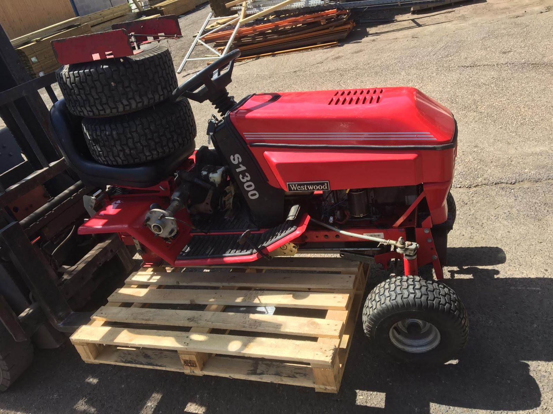 WESTWOOD S1300 RIDE ON LAWN MOWER, C/W DECK, WHEELS & GRASS COLLECTOR, SELLING AS SPARES / REPAIRS