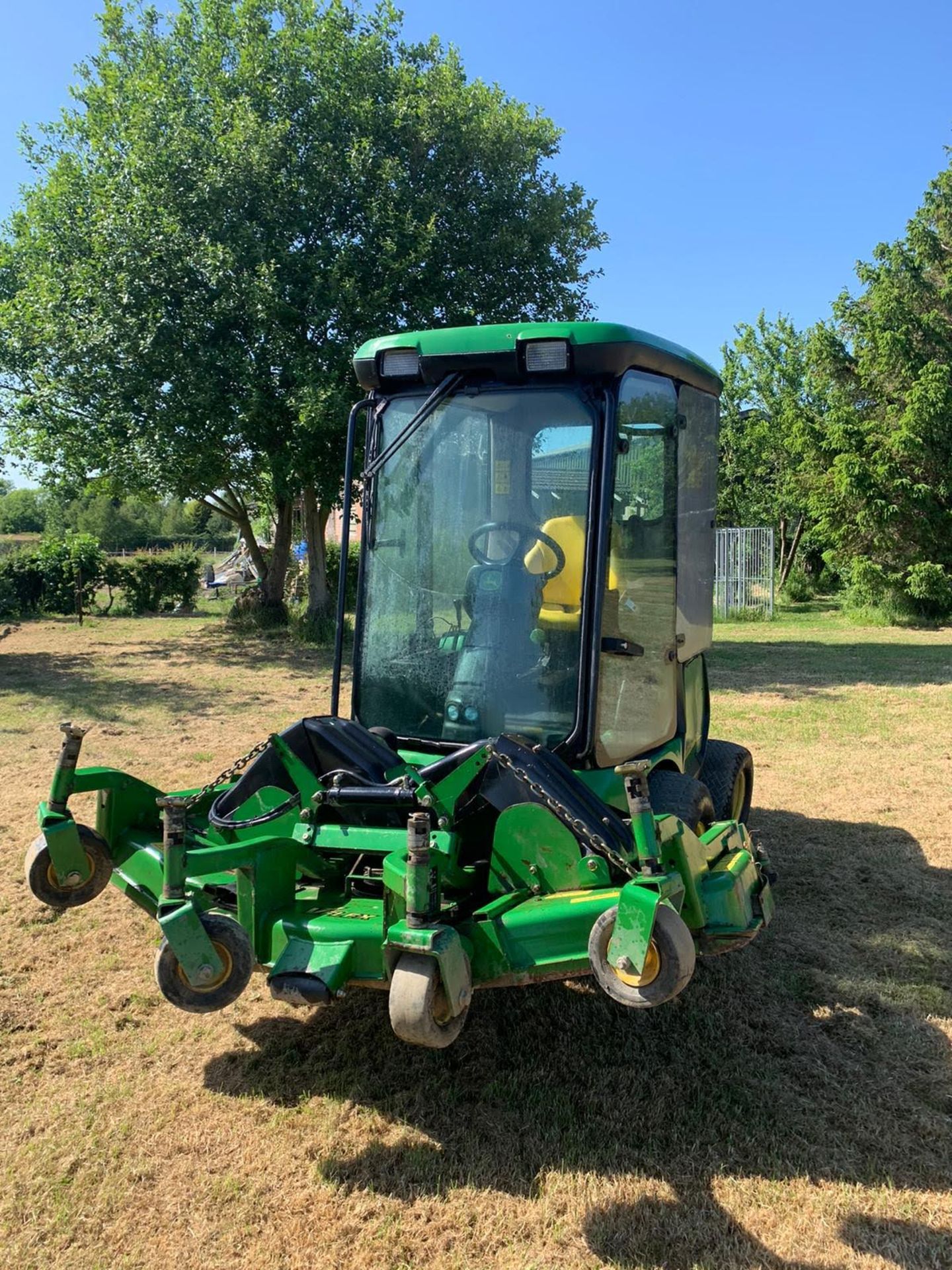 JOHN DEERE 1545 RIDE ON LAWN MOWER WITH FULL CAB, YEAR 2006, RUNS, WORKS AND CUTS *PLUS VAT* - Image 4 of 12