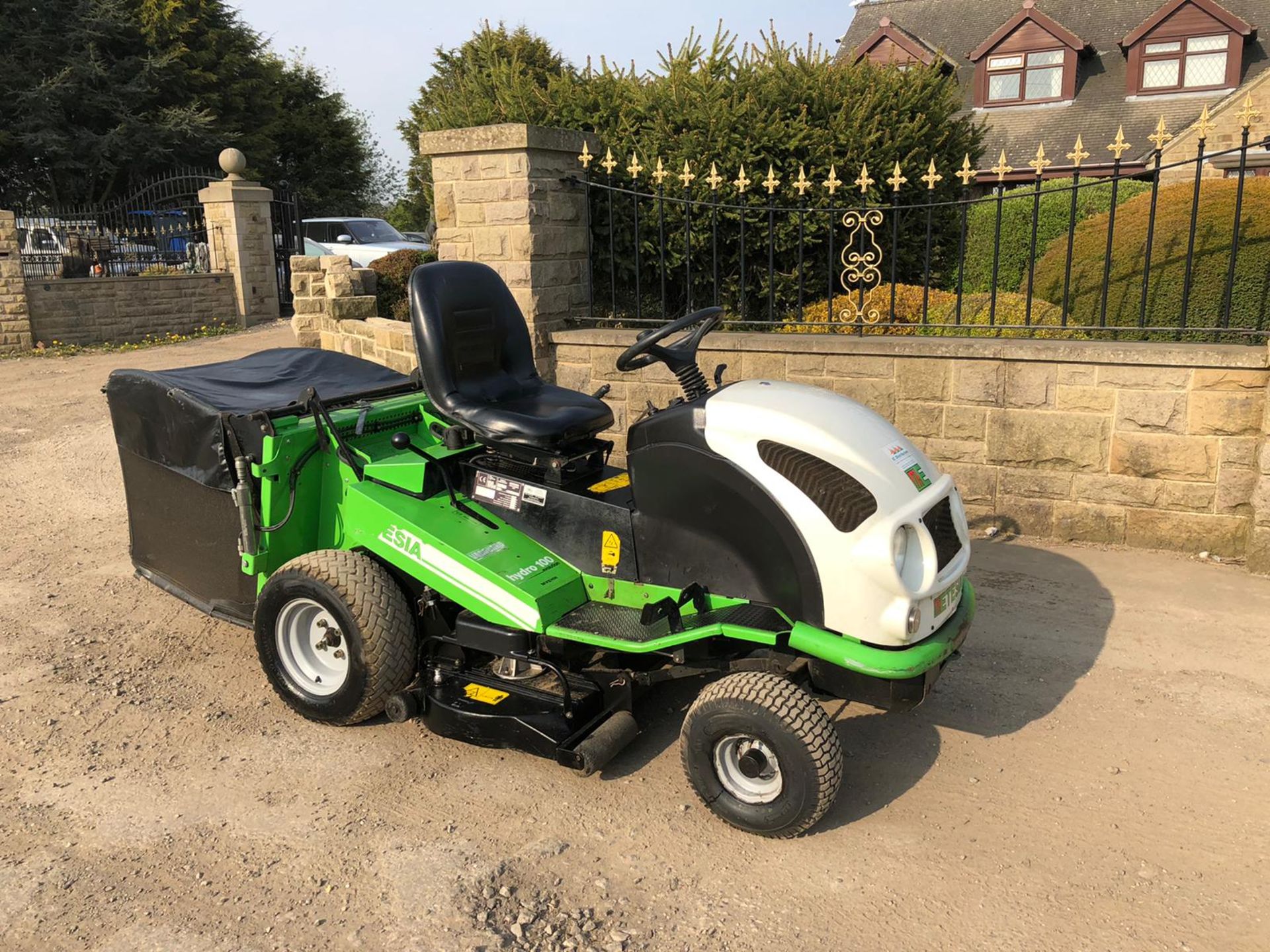 ETESIA MVEHH HYDRO 100 RIDE-ON LAWN MOWER WITH HYDRAULIC COLLECTOR BOX - CUTTING PERFECT! *NO VAT*