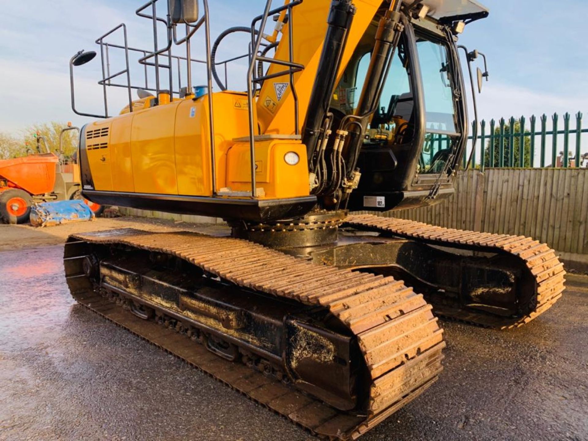 JCB JS220 LC PLUS STEEL TRACKED CRAWLER DIGGER / EXCAVATOR, YEAR 2017, 3256 HOURS, 3 X BUCKETS - Image 8 of 23