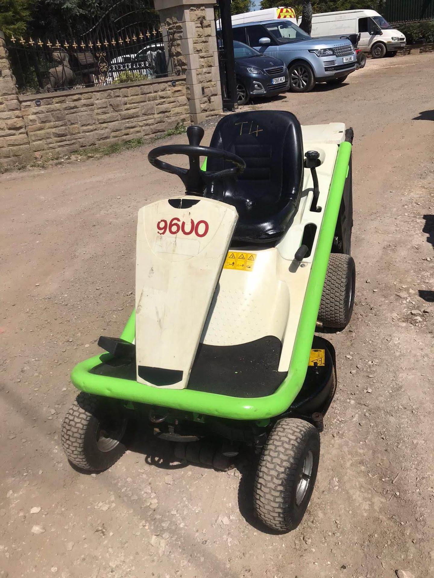 ETESIA HYDRO 80 RIDE ON LAWN MOWER, RUNS, DRIVES AND CUTS *NO VAT* - Image 2 of 5
