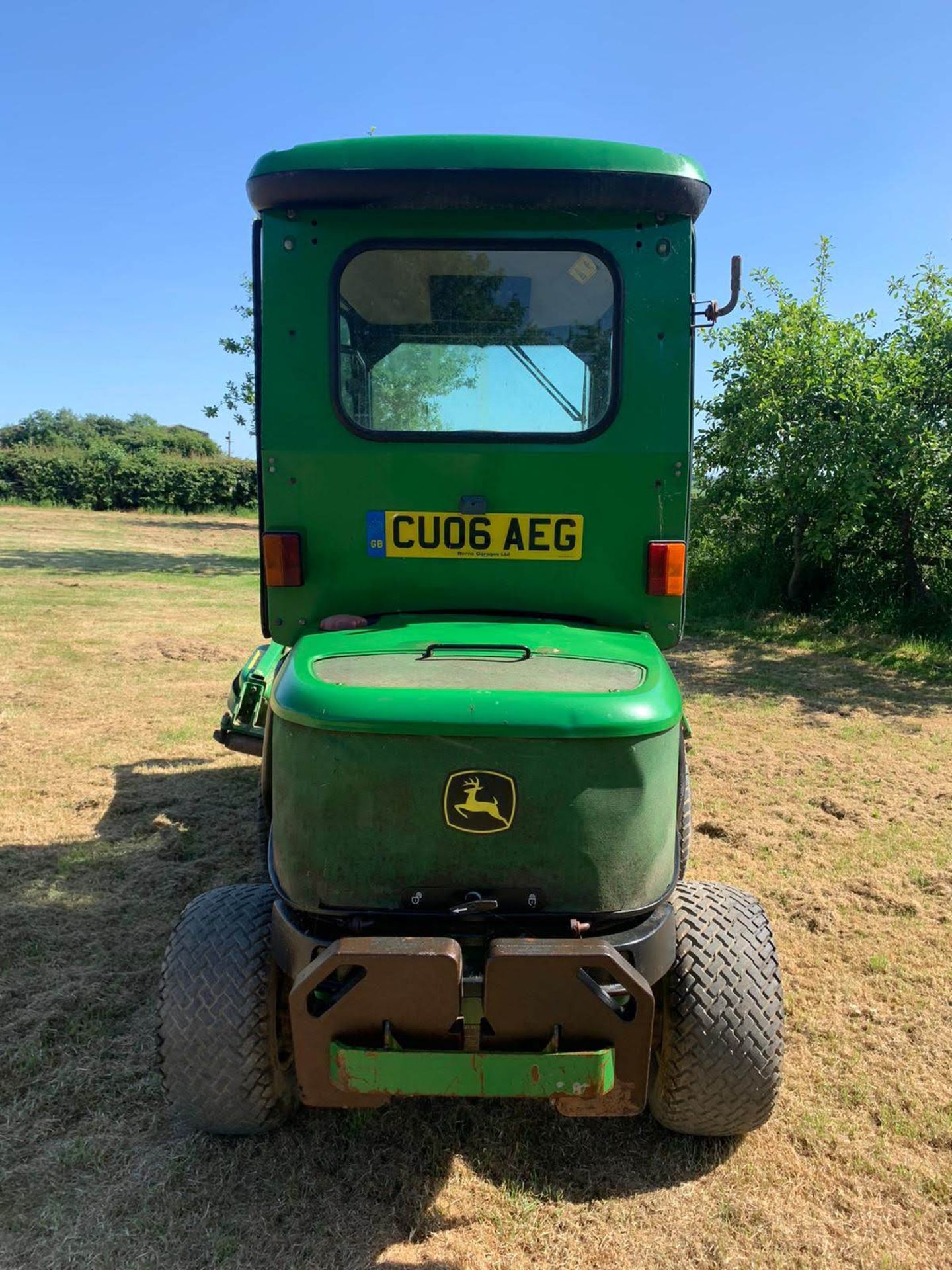 JOHN DEERE 1545 RIDE ON LAWN MOWER WITH FULL CAB, YEAR 2006, RUNS, WORKS AND CUTS *PLUS VAT* - Image 7 of 12