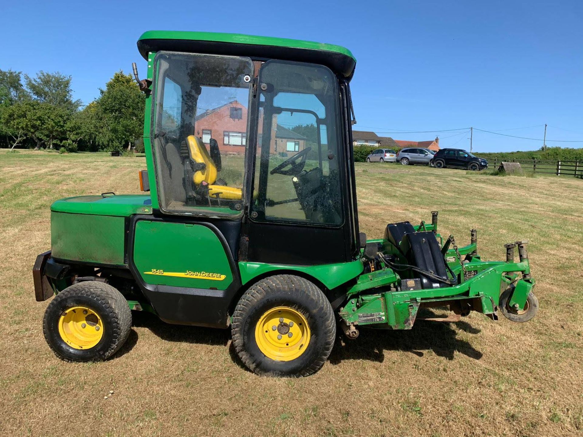 JOHN DEERE 1545 RIDE ON LAWN MOWER WITH FULL CAB, YEAR 2006, RUNS, WORKS AND CUTS *PLUS VAT* - Image 2 of 12