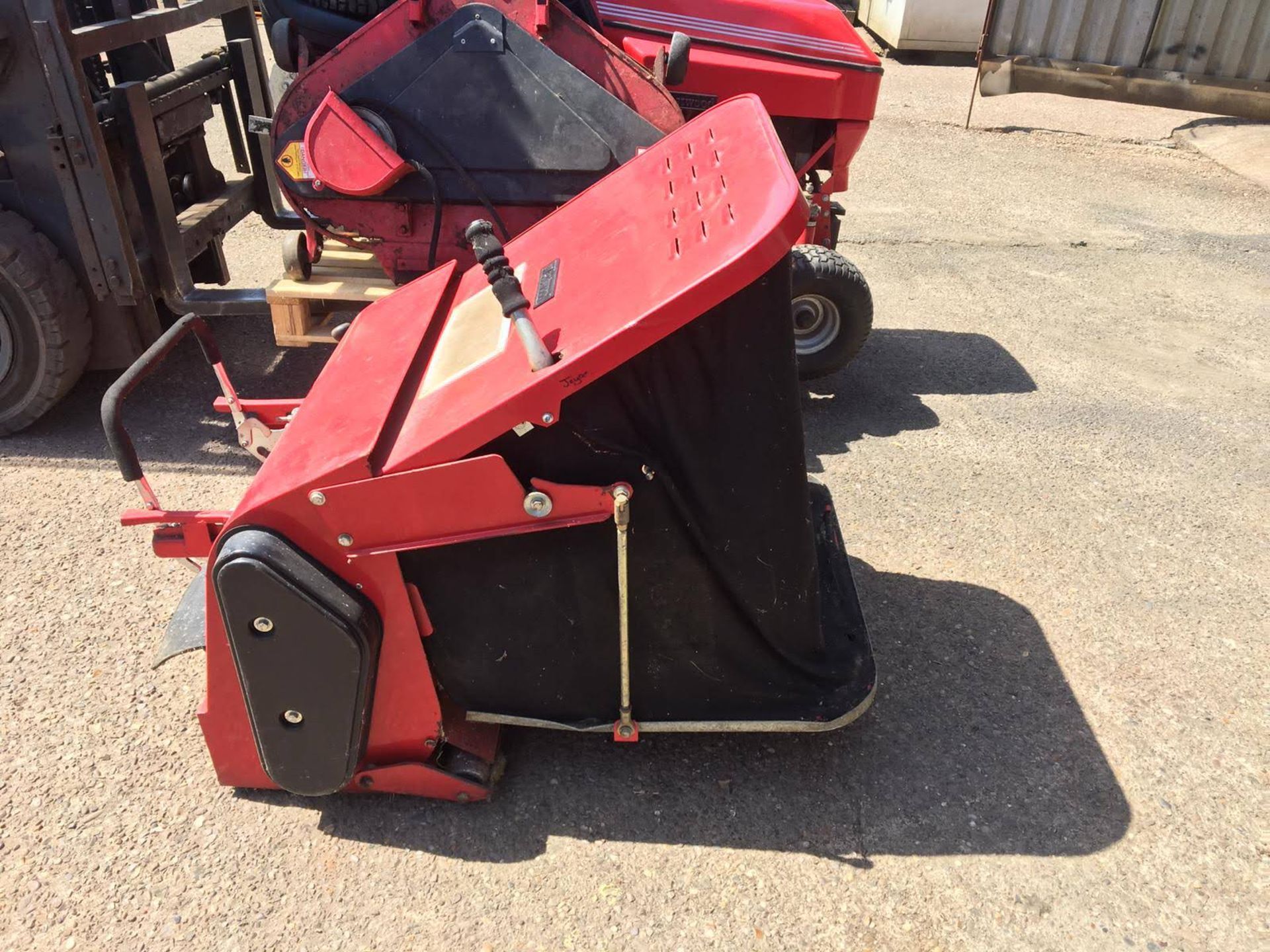 WESTWOOD S1300 RIDE ON LAWN MOWER, C/W DECK, WHEELS & GRASS COLLECTOR, SELLING AS SPARES / REPAIRS - Image 12 of 14