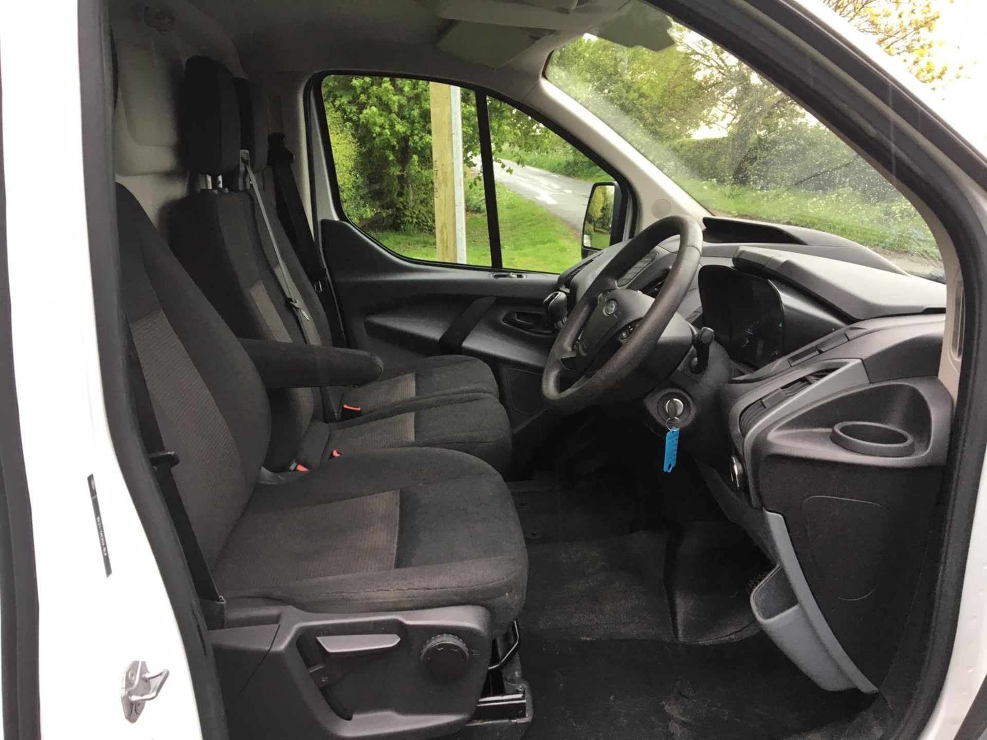 2015/15 REG FORD TRANSIT CUSTOM 290 ECO-TECH 2.2 DIESEL 100 BHP PANEL VAN, SHOWING 0 FORMER KEEPERS - Image 11 of 14