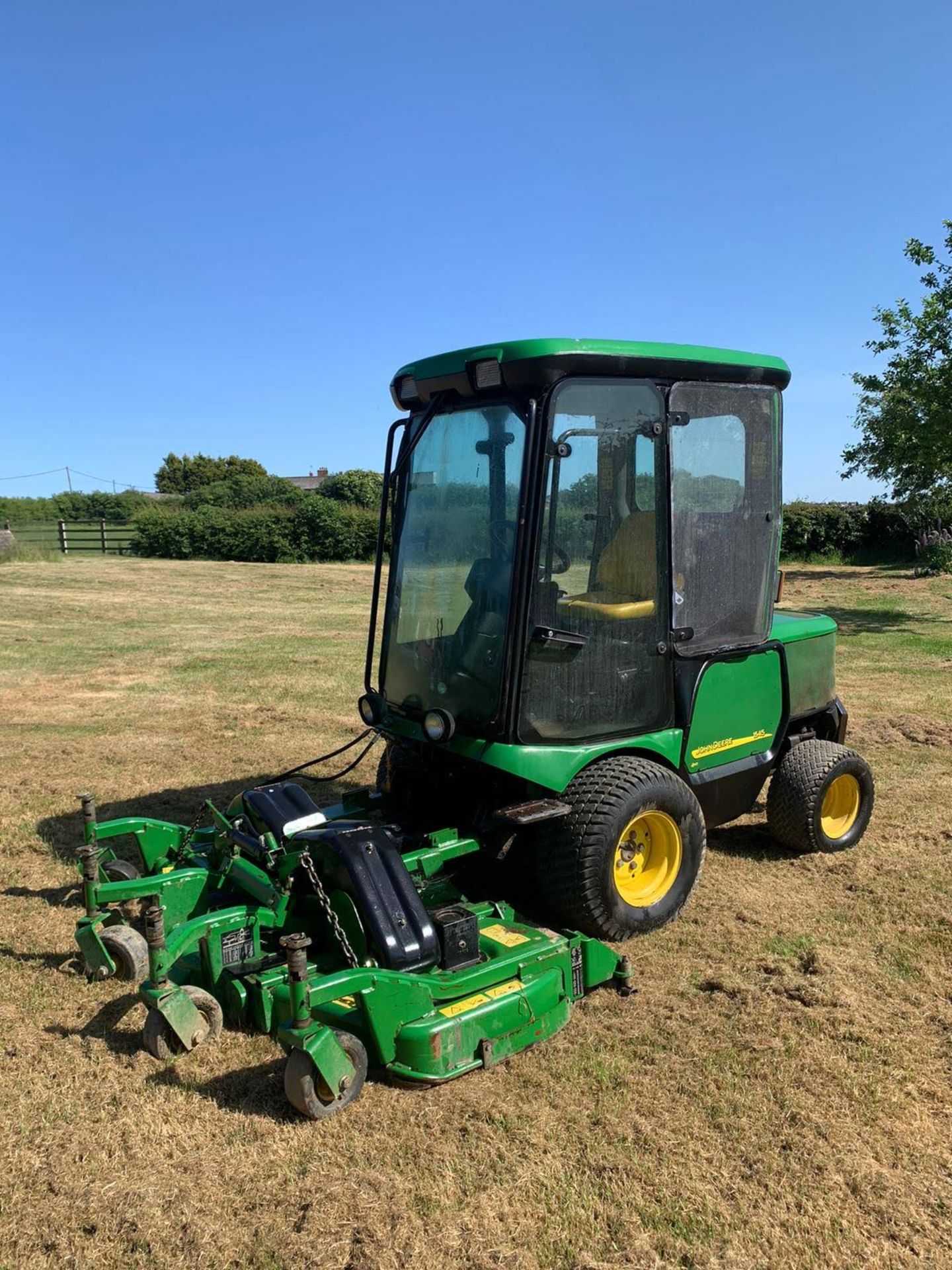 JOHN DEERE 1545 RIDE ON LAWN MOWER WITH FULL CAB, YEAR 2006, RUNS, WORKS AND CUTS *PLUS VAT* - Image 3 of 12